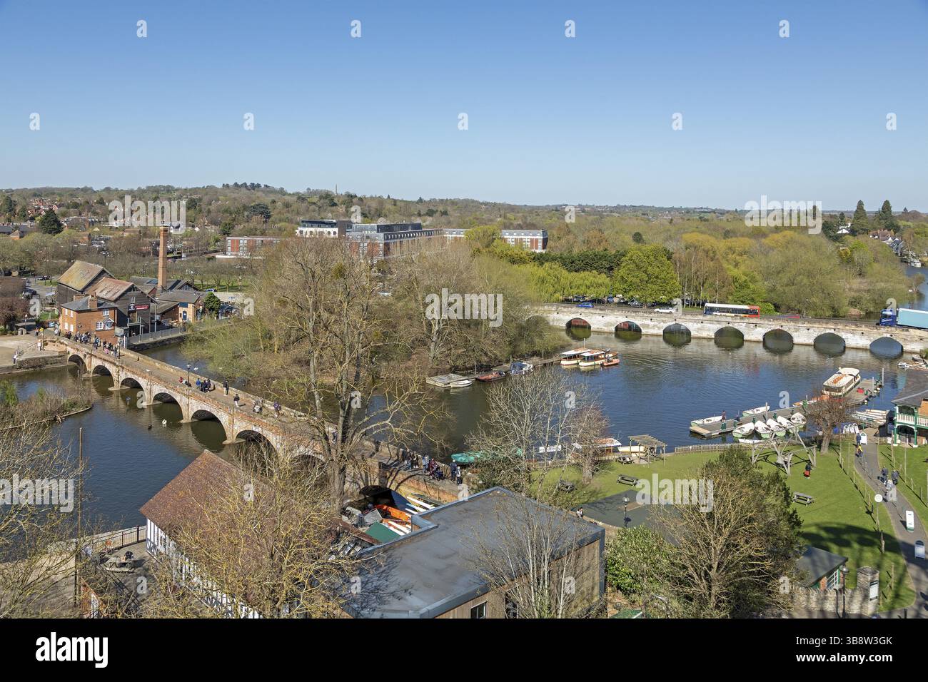 Vista dalla ruota panoramica sul fiume Avon con l'Old Tramway Bridge e Clopton Bridge, Stratford-upon-Avon, Warwickshire, Inghilterra, Regno Unito, E Foto Stock
