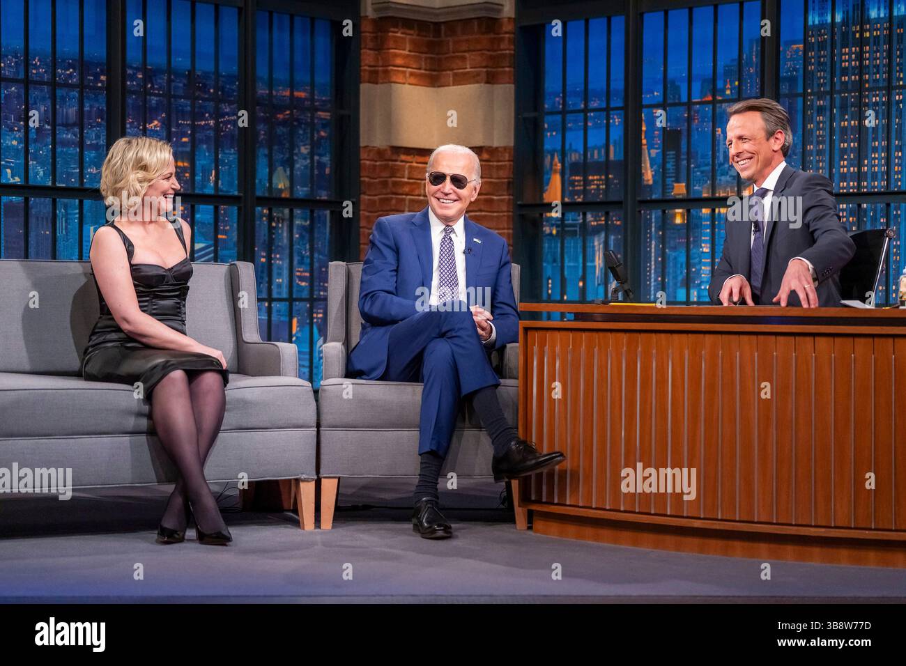 26 febbraio 2024, New York City, NY, Stati Uniti d'America: Il presidente degli Stati Uniti Joe Biden, indossando i suoi occhiali da sole Rayban Aviator, fa un'apparizione su â€œLate Night with Seth Meyersâ€ con ospite Seth Meyers, destra, e ospite Amy Poehler, sinistra, presso l'NBC Late Night Studio al 30 Rockefeller Plaza, 26 febbraio 2024 a New York City. (Immagine di credito: © Adam Schultz/Casa Bianca/Planet Pix tramite ZUMA Press Wire) Foto Stock