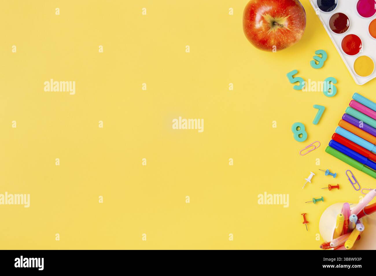 Istruzione, ritorno a scuola, concetto di lavoro freelance. Forniture scolastiche, articoli di cancelleria su sfondo giallo. Disposizione piatta, vista dall'alto. Spazio di copia Foto Stock