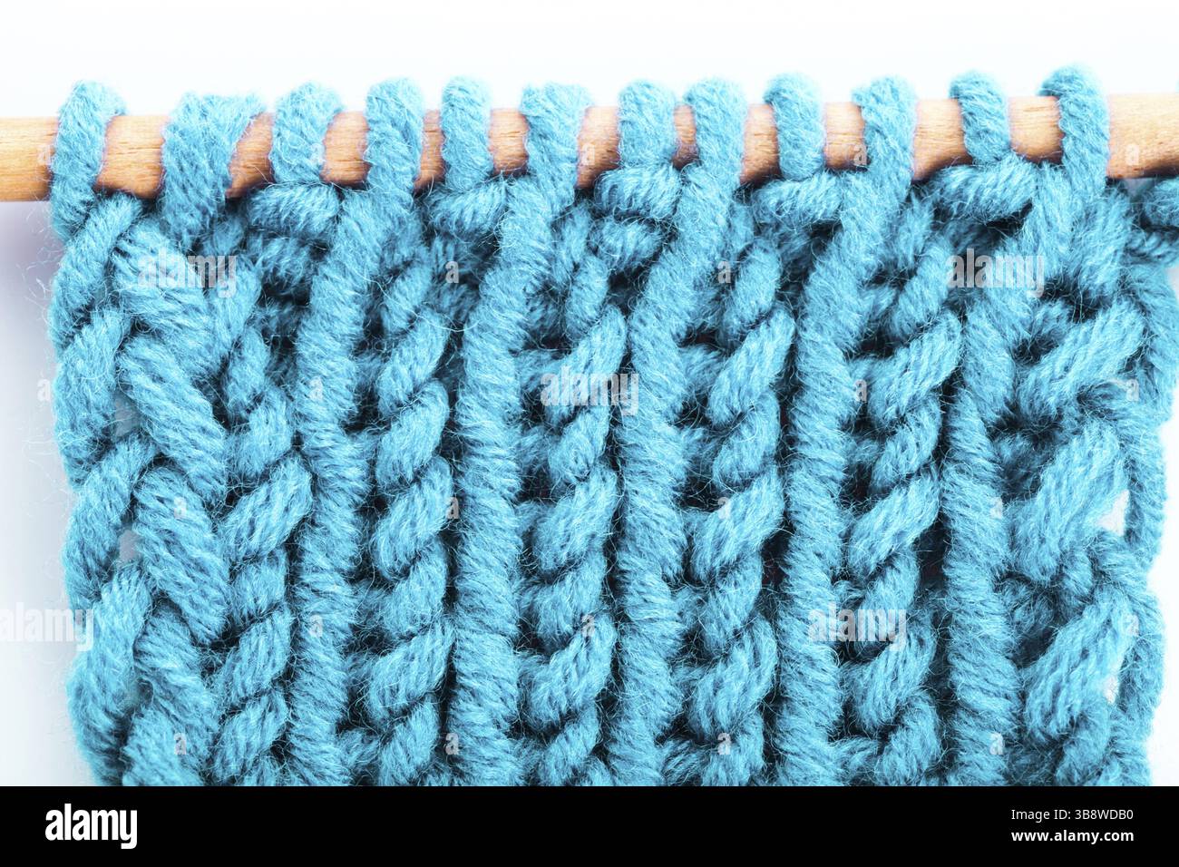 Turchese sfondo maglia closeup sull'ago, parte anteriore Foto Stock