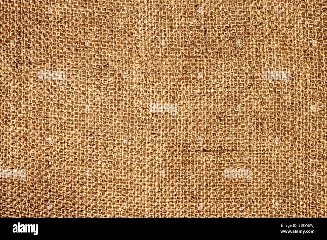 Sfondo marrone con trama a sacco. Primo piano in tessuto rustico di iuta grossolana. Superficie in materiale ruvido naturale. Motivo in tessuto vintage per l'artigianato o il design. Foto Stock