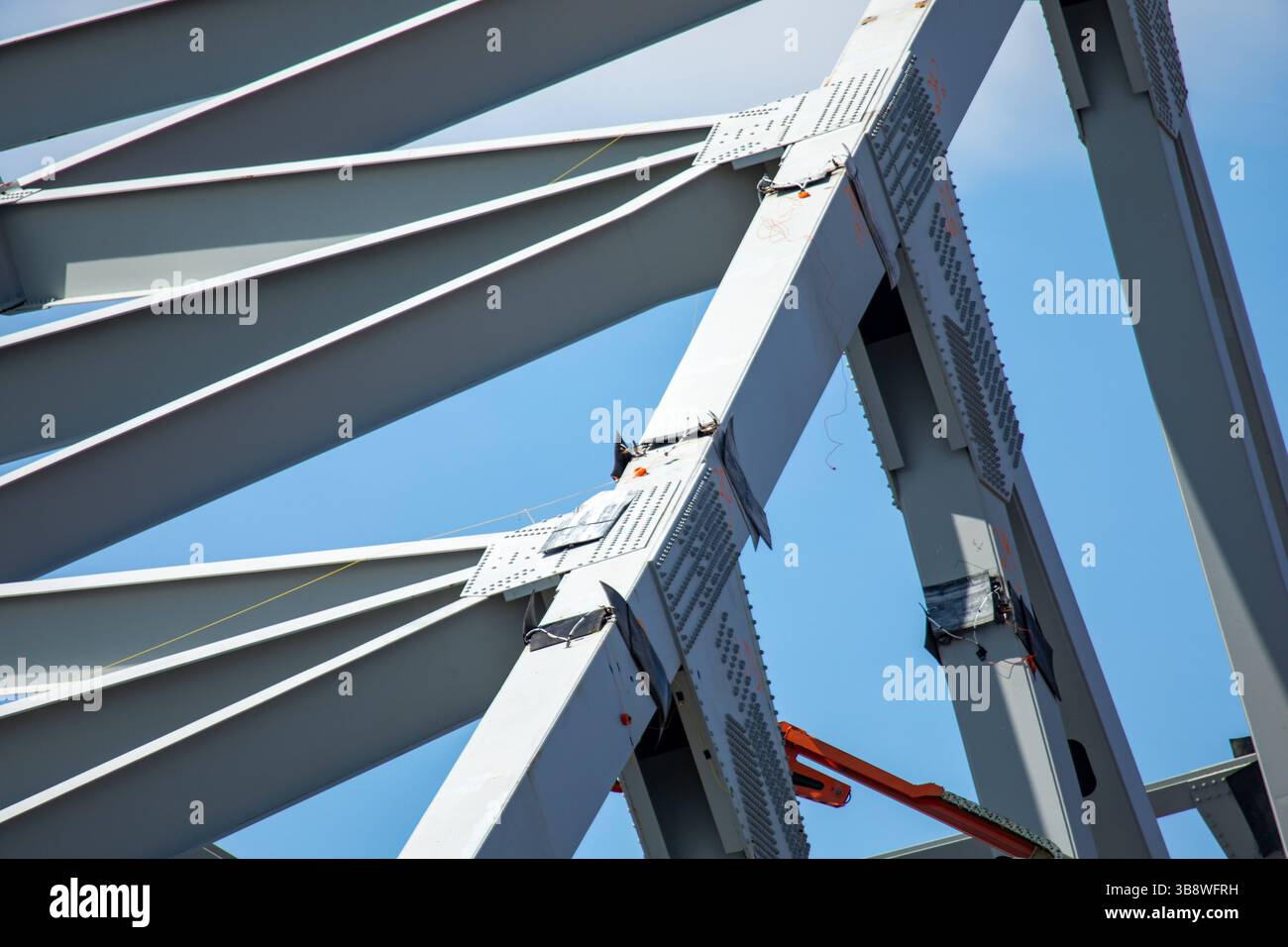 12 maggio 2024, Dundalk, MD, Stati Uniti d'America: I lavoratori collocano cariche esplosive su pezzi delle rimanenti capriate d'acciaio dal crollato Francis Scott Key Bridge per accelerare la rimozione, 12 maggio 2024, vicino a Dundalk, Maryland. Il ponte è stato colpito dalla nave container MV Dali da 984 piedi il 26 marzo e crollò uccidendo sei lavoratori. (Immagine di credito: © Christopher Rosario/U.S. Army/Planet Pix tramite ZUMA Press Wire) Foto Stock