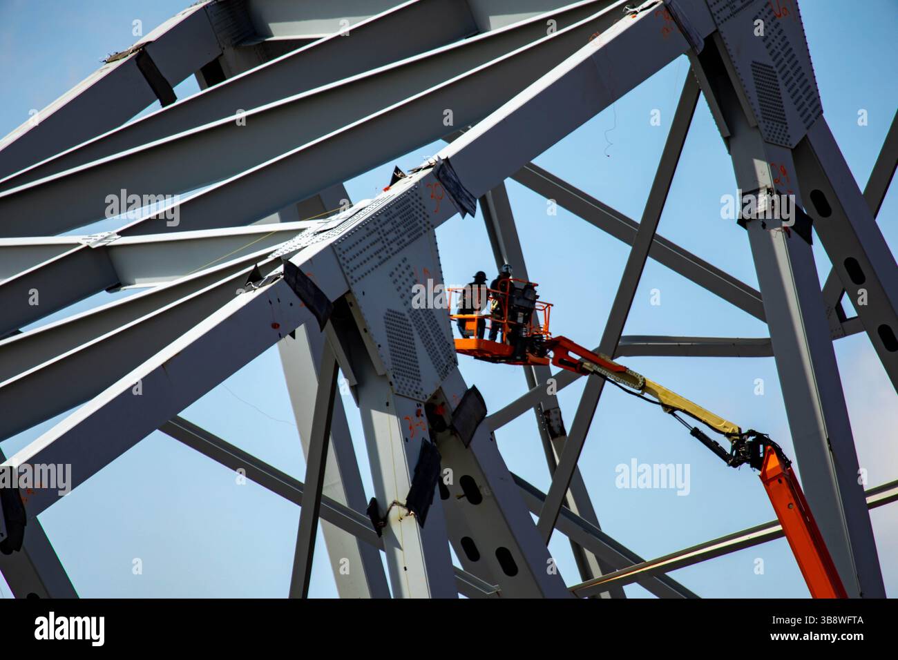 12 maggio 2024, Dundalk, MD, Stati Uniti d'America: I lavoratori collocano cariche esplosive su pezzi delle rimanenti capriate d'acciaio dal crollato Francis Scott Key Bridge per accelerare la rimozione, 12 maggio 2024, vicino a Dundalk, Maryland. Il ponte è stato colpito dalla nave container MV Dali da 984 piedi il 26 marzo e crollò uccidendo sei lavoratori. (Immagine di credito: © Christopher Rosario/U.S. Army/Planet Pix tramite ZUMA Press Wire) Foto Stock