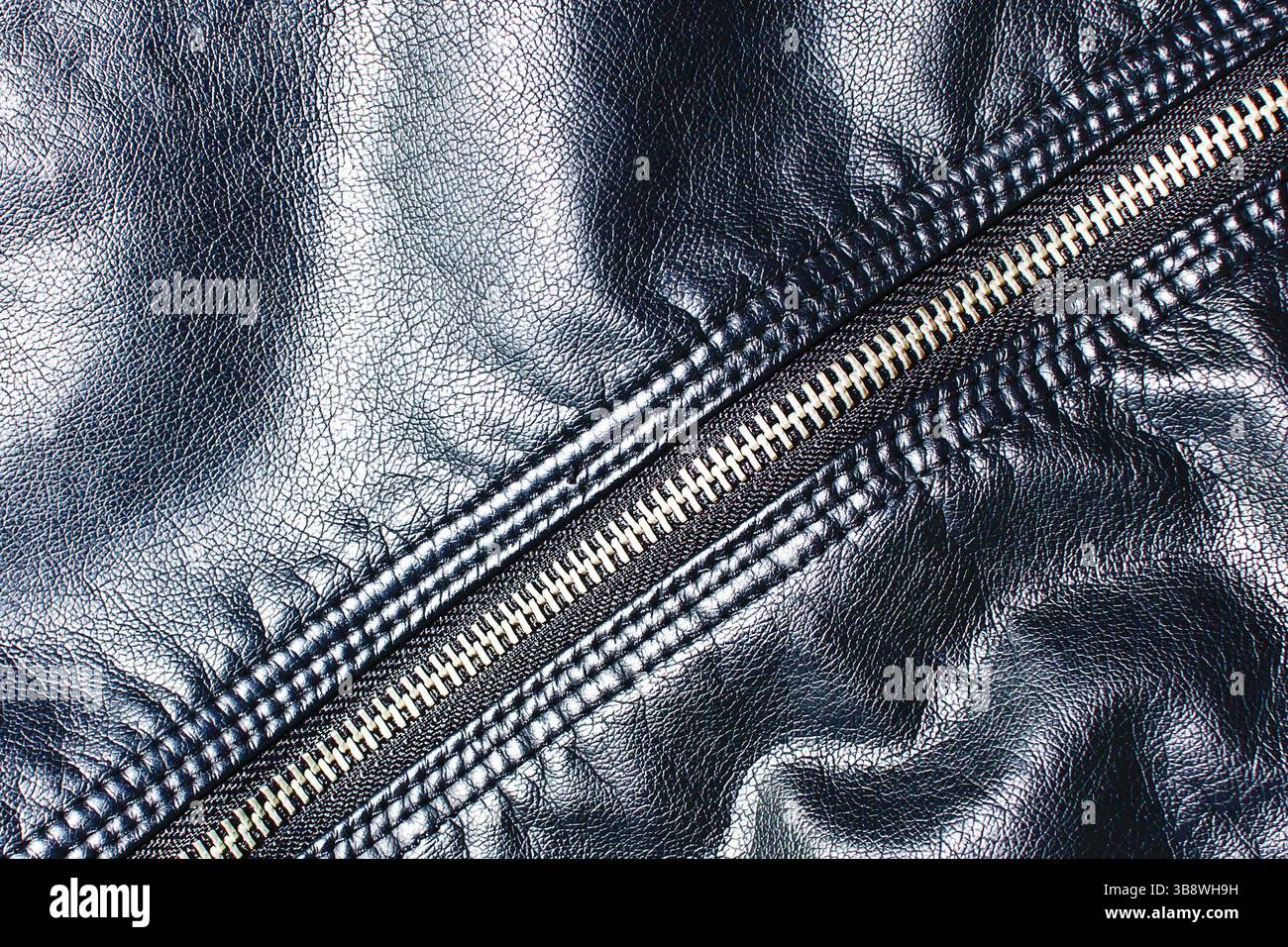 Sfondo giacca in pelle nera. Vestiti autunnali grunge. Texture alla moda invernale. Tasca chiusa del dispositivo di fissaggio. Cerniera lampo. Motivo di design del tessuto. Foto Stock