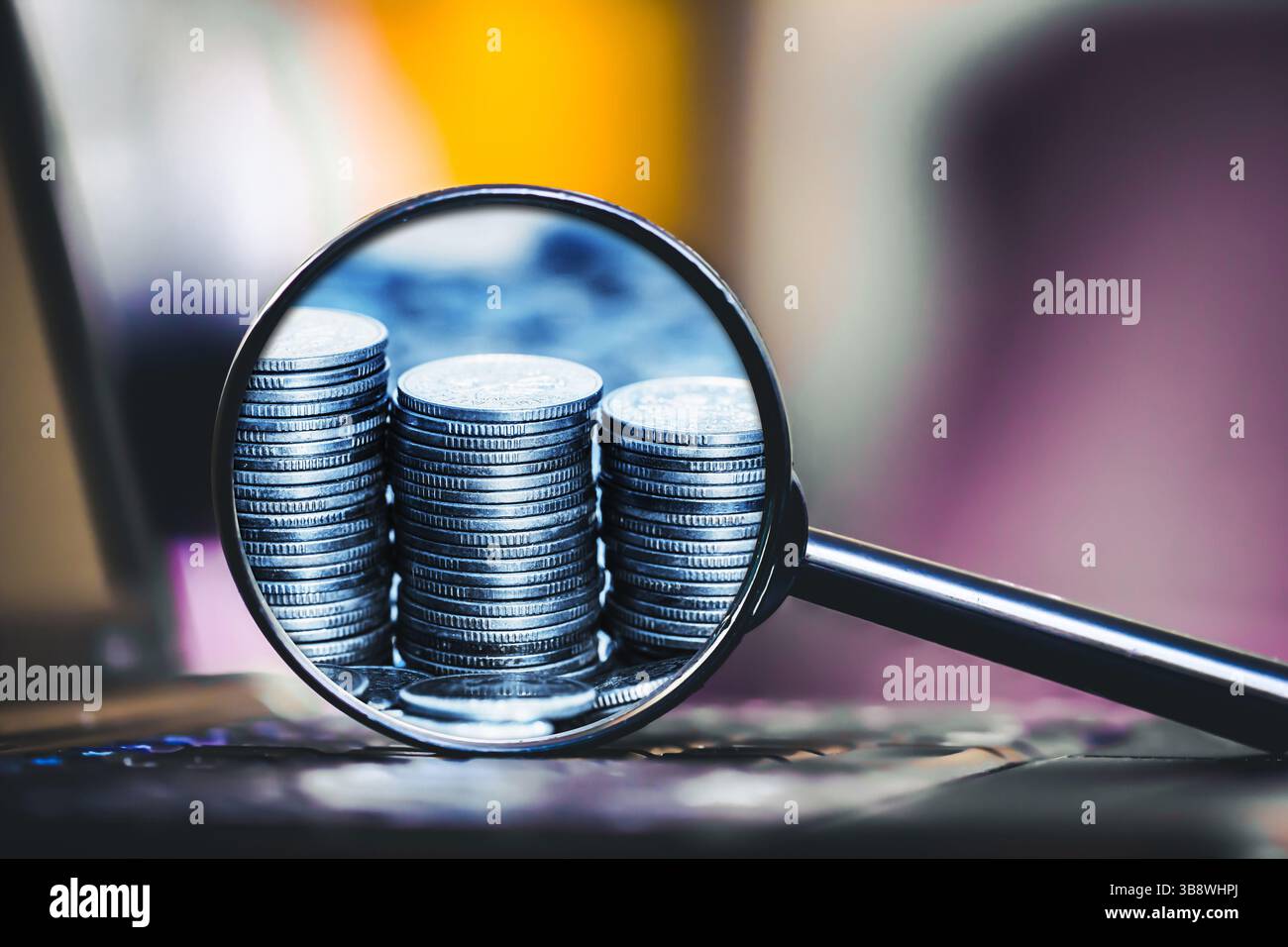 Sfondo di inflazione. Cambio valuta. Monete impilate. Crisi finanziaria globale. Ricerca di informazioni su Internet. Problema di aumento costante dei prezzi. Foto Stock