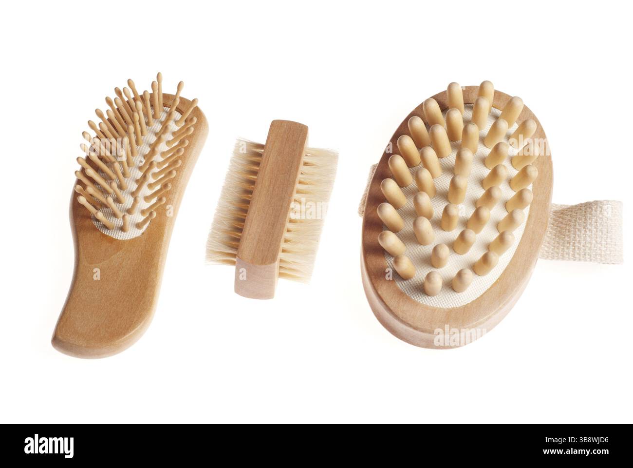 Kit per massaggi termali anti-cellulite da bagno con pettine, spazzola e spazzola isolata su sfondo bianco Foto Stock