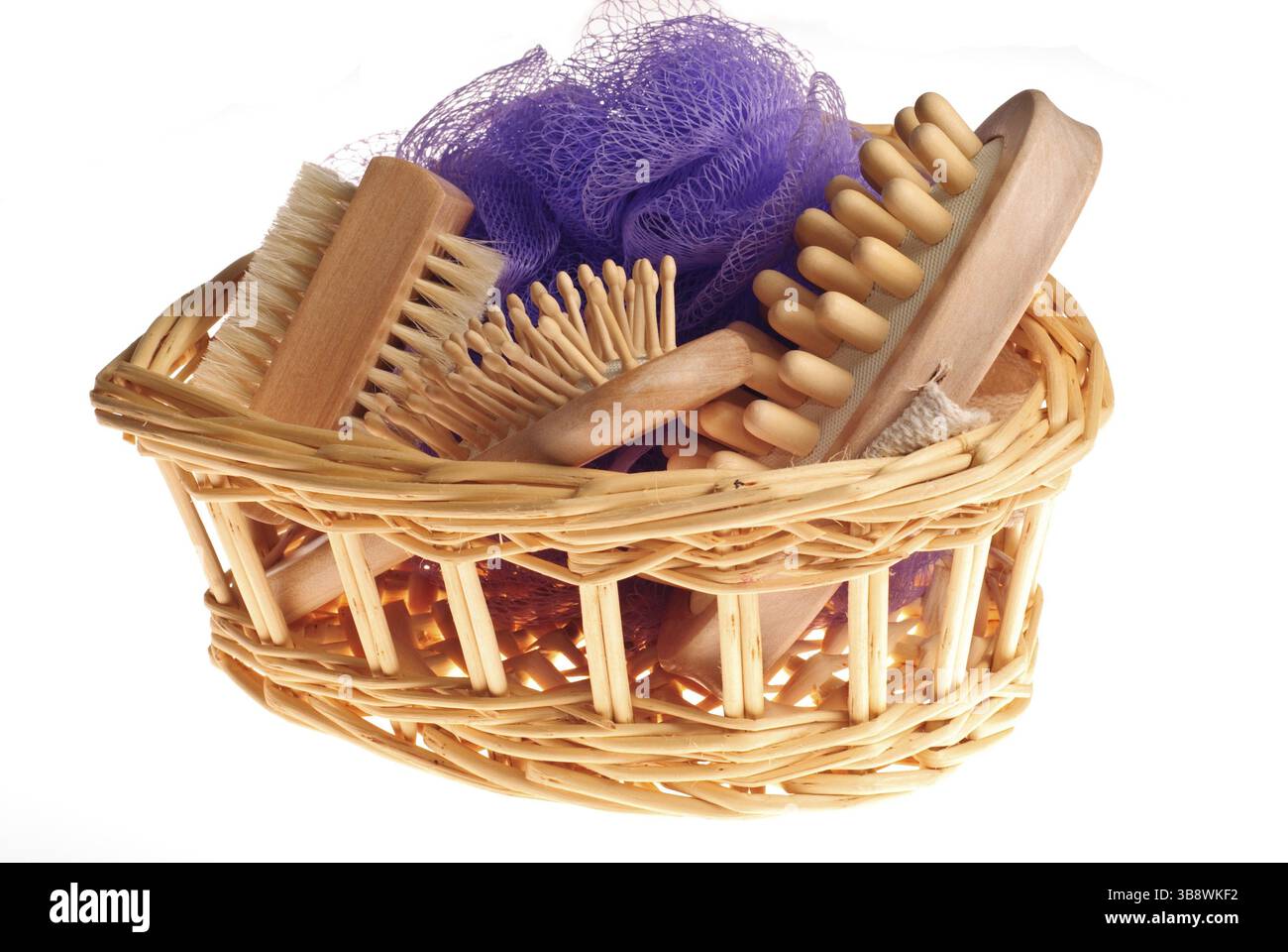 Vasca da bagno anti-cellulite massaggio spa kit con pettine, pennello, spugna e spazzola per capelli in cesto isolati su sfondo bianco Foto Stock