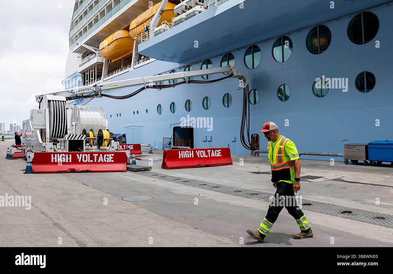 17 giugno 2024: La Royal Caribbean InternationalÃÂ­s MS Freedom of the Seas si collega a un sistema di alimentazione a terra a PortMiami lunedì 17 giugno 2024, a Miami. La contea di Miami-Dade ha lanciato ufficialmente l'alimentazione a terra a PortMiami Monday, consentendo alle navi da crociera di spegnere i motori e collegare l'alimentazione elettrica a terra quando sono attraccate, riducendo le emissioni e il rumore. (Immagine di credito: © Matias J. Ocner/Miami Herald tramite ZUMA Press Wire) Foto Stock