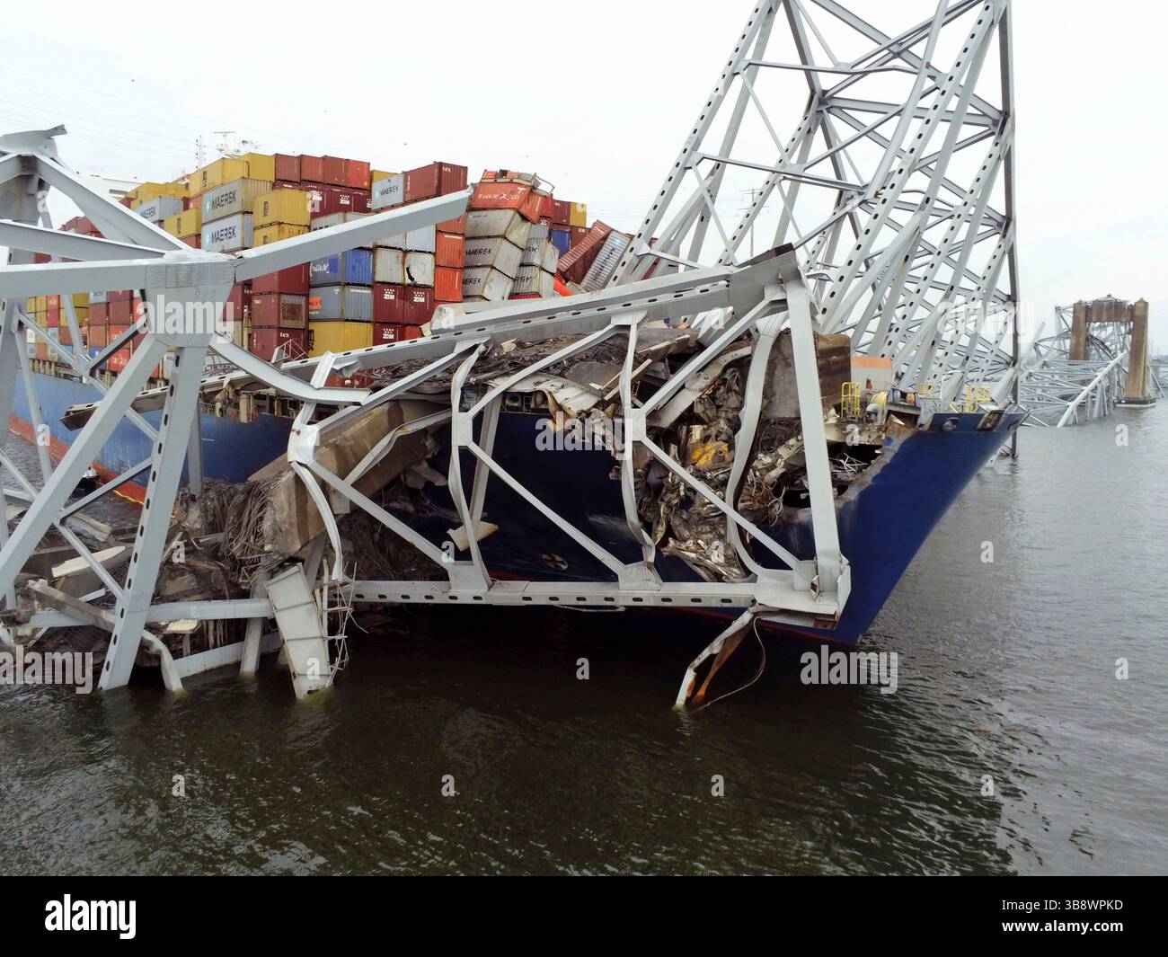 28 marzo 2024, Dundalk, MD, Stati Uniti d'America: La nave da carico MV Dali incastrata in capriate d'acciaio dal relitto del Francis Scott Key Bridge, 28 marzo 2024, vicino a Dundalk, Maryland. Il ponte è stato colpito dalla nave container MV Dali da 984 piedi il 26 marzo e crollò uccidendo sei lavoratori. (Immagine di credito: © PO1 Paul Dragin/Costa degli Stati Uniti/Planet Pix tramite ZUMA Press Wire) Foto Stock