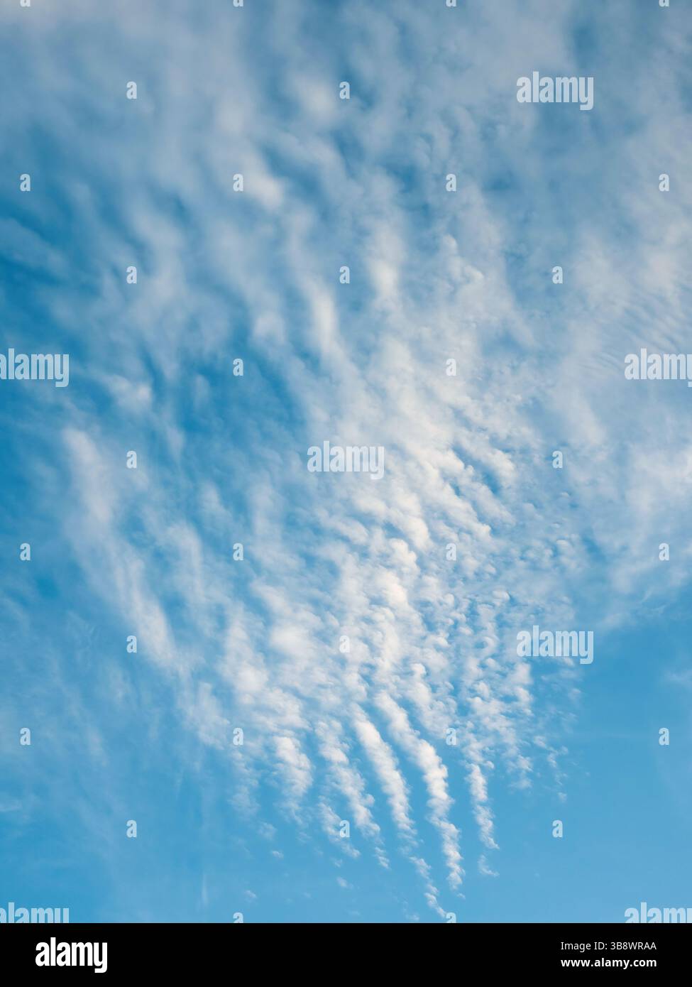 Cielo blu con insolita struttura di nuvole bianche astratte. Strane e suggestive nuvole creano un motivo per la texture. Foto Stock