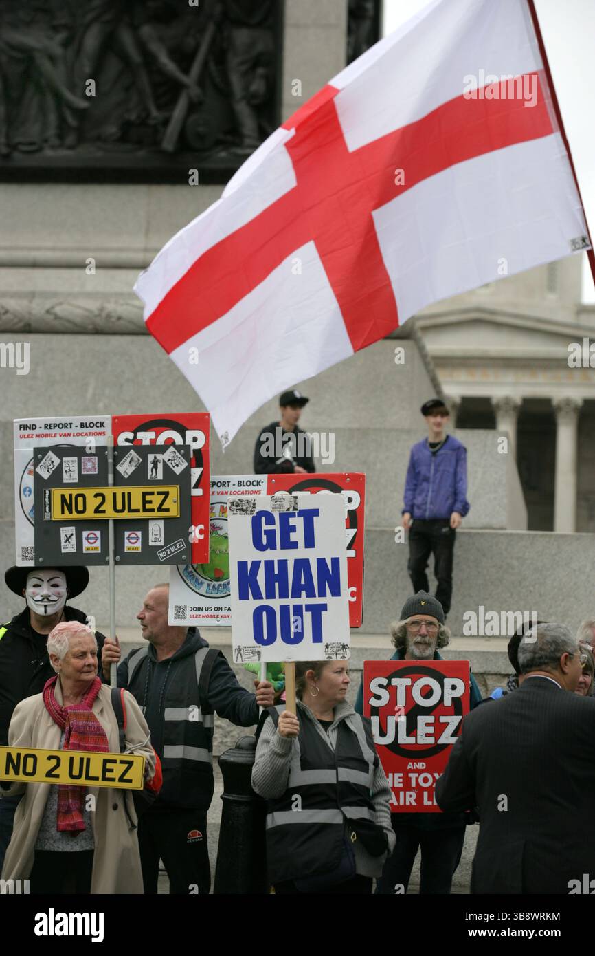 27 aprile 2024, Londra, Regno Unito: I manifestanti allineano la strada tenendo i cartelli e la bandiera inglese, esprimendo la loro mancanza di sostegno per ULEZ e Mayor Khan. I manifestanti si riuniscono a Trafalgar Square a Londra per protestare contro il sindaco, la zona a bassissima emissione (ULEZ) di Sadiq Khan. Fu introdotto per la prima volta nel 2019 e l'area fu ulteriormente ampliata nel 2023. Le auto non conformi devono pagare per entrare nella zona e le aziende affermano che la tassa le sta danneggiando. I manifestanti credono anche che i dati sull'inquinamento atmosferico siano stati inclinati per sostenere restrizioni sempre più onerose per gli automobilisti di Londra (Credit Image: Foto Stock