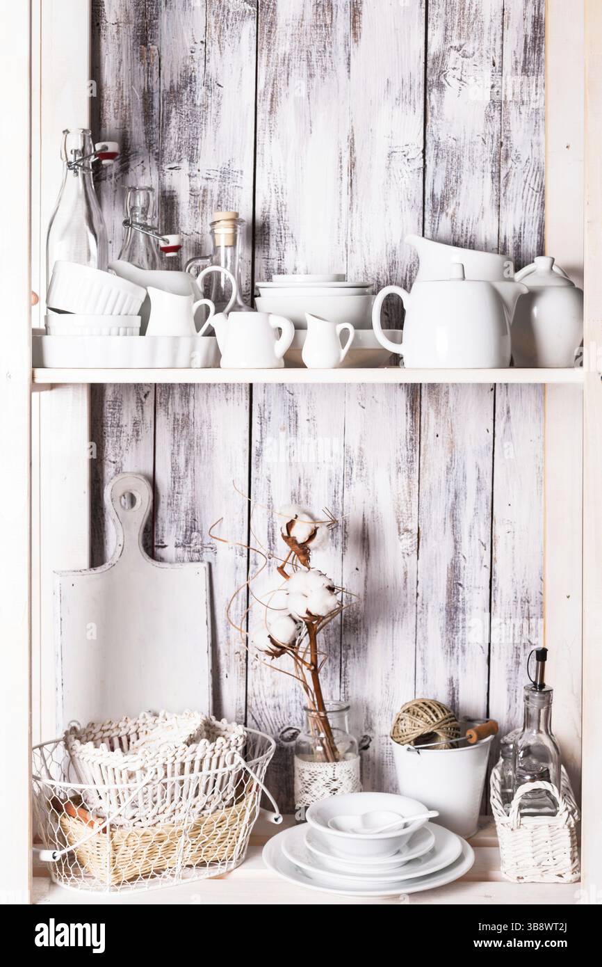 Ripiani in rack in cucina a shabby chic stile Foto Stock