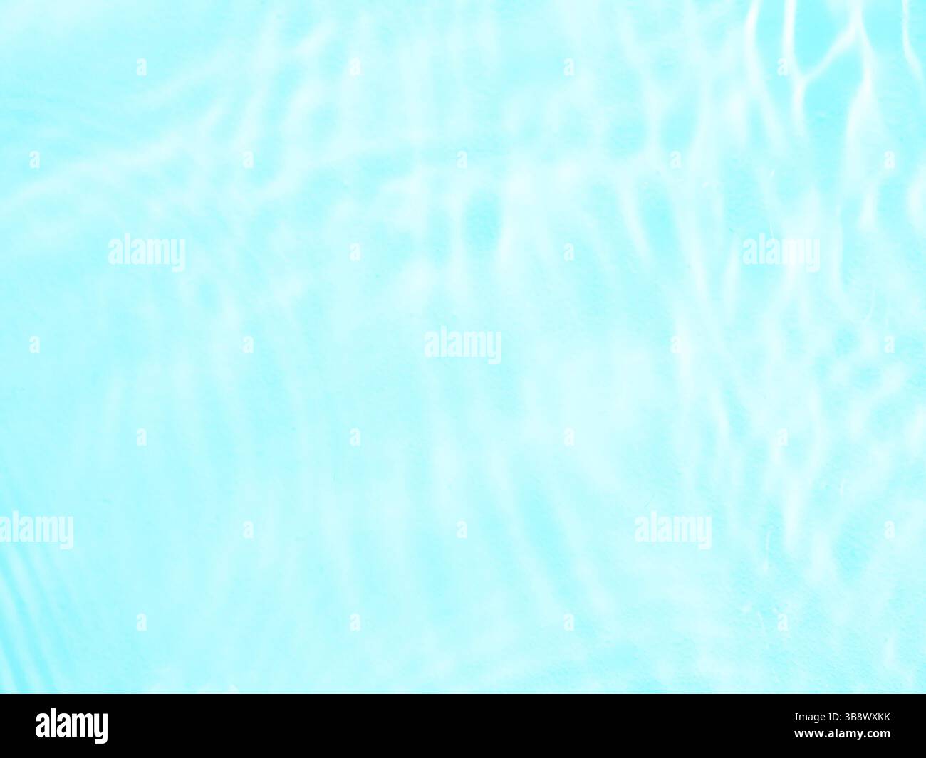Ondulazione acqua texture su sfondo blu piscina. Ombra di acqua sulla luce solare. Mockup per prodotti, spa o viaggi di background. Superficie acqua blu marmo AS Foto Stock