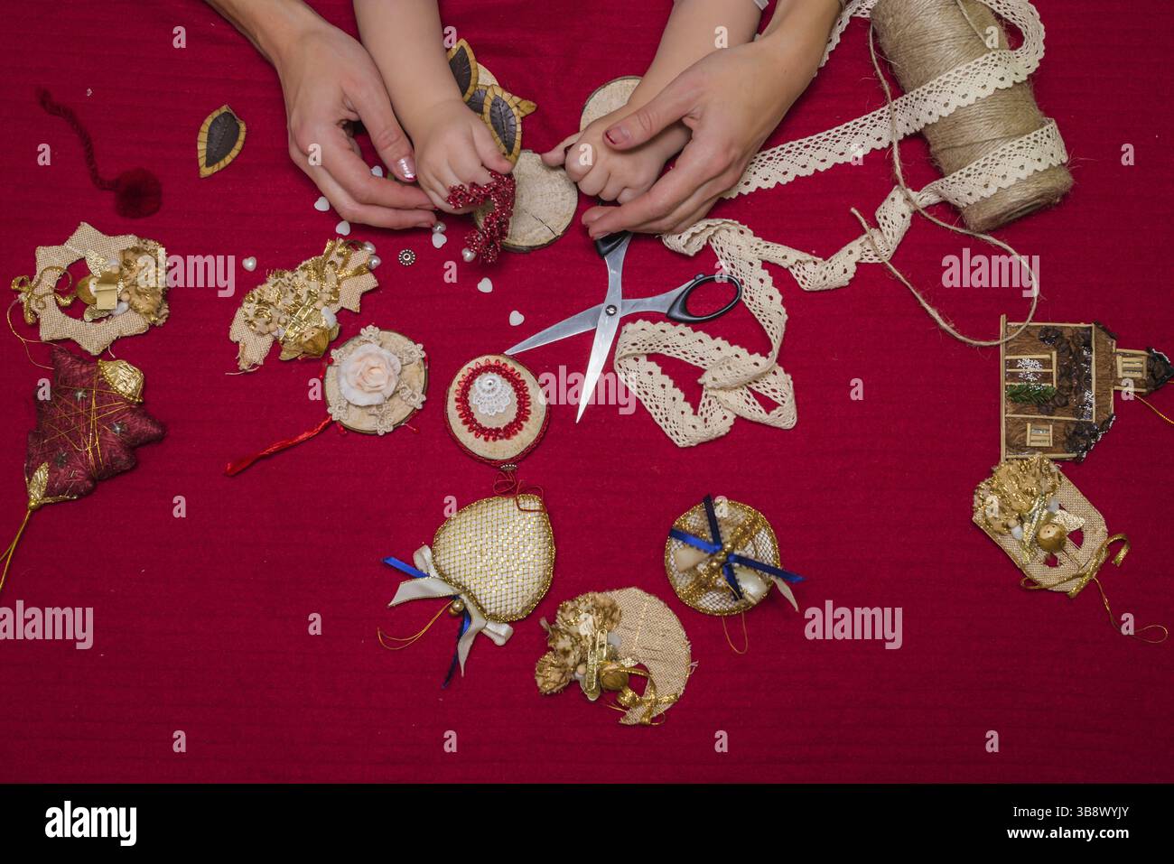 Giocattoli di natale e decorazioni, fatta a mano con i bambini con le mani in mano Foto Stock