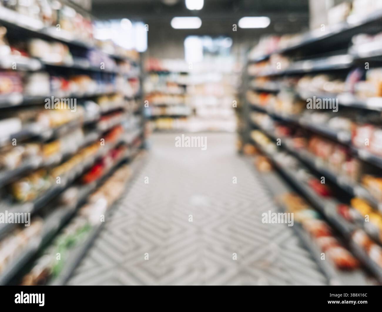 Abstract supermercato sfocata corsia con ripiani colorati come sfondo Foto Stock