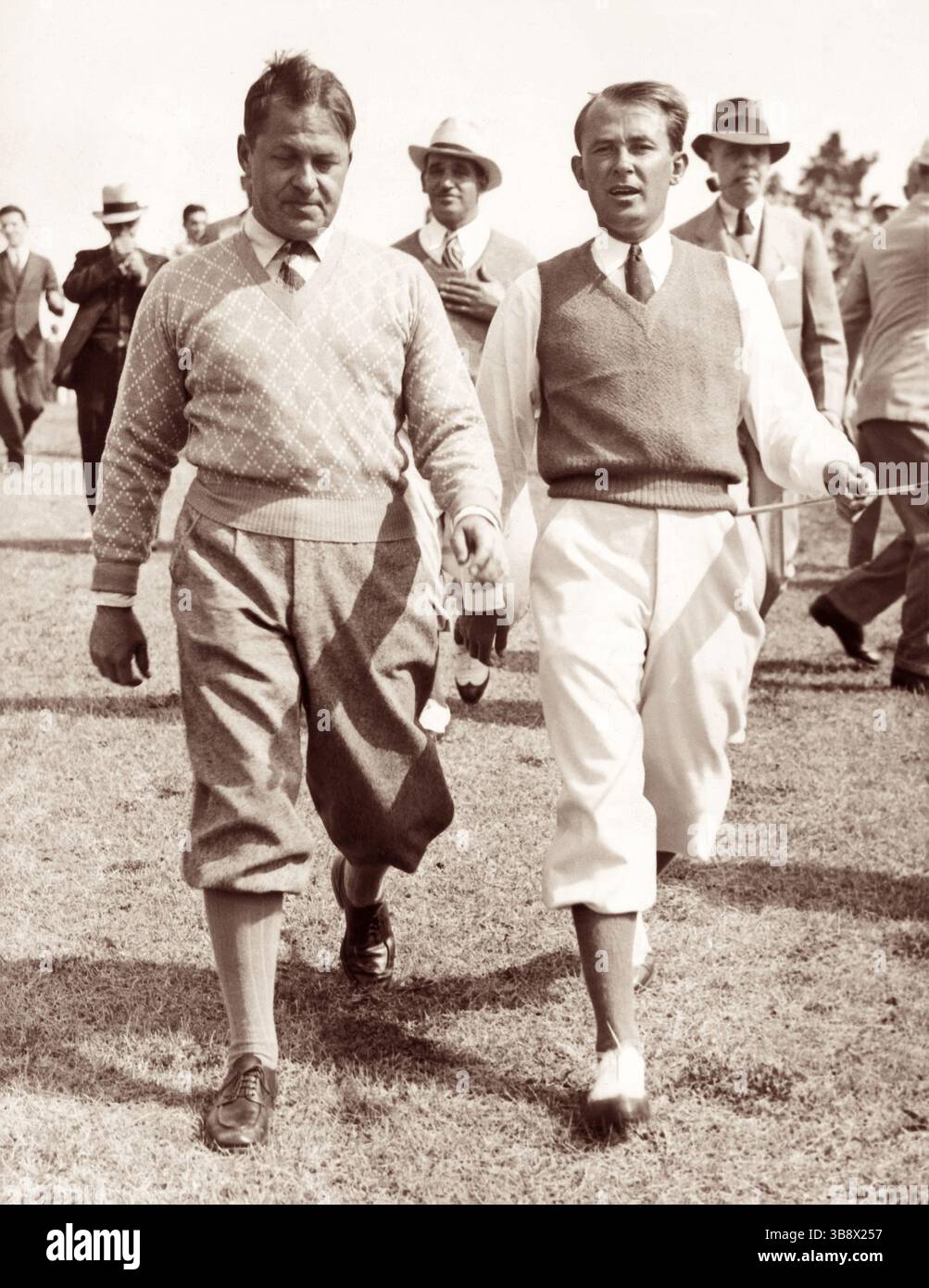 I golfisti Bobby (Robert Trent) Jones e Paul Runyan durante il primo torneo Masters (originariamente chiamato Augusta National Invitation Tournament) presso l'Augusta National Golf Club il 22 marzo 1934, ad Augusta, Georgia. (USA) Foto Stock