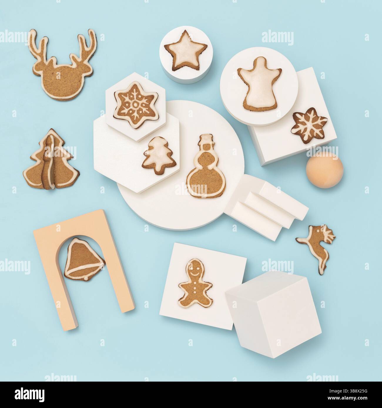 Composizione natalizia con biscotti di pan di zenzero in stile minimalista alla moda. Diverse forme geometriche, podi e biscotti natalizi, piatto o. Foto Stock