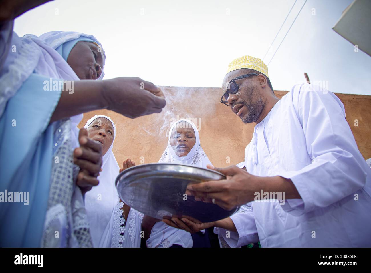Donne musulmane che hanno completato l'Hajj pregando per l'ex leader del partito Wazalendo Zitto Kabwe nella sua casa nella città di Kigoma, Tanzania Foto Stock