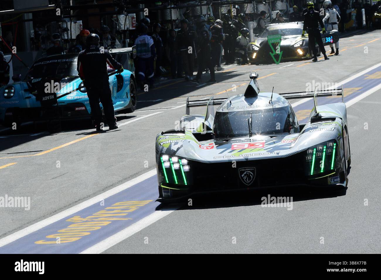 Stavelot, Belgio. 8 maggio 2025. Stavelot, Belgio 07. - 10. Mai 2025: FIA WEC 6 ore di Spa-Francorchamps - 2025 IM Bild: Paul di resta (GBR), Mikkel Jensen (DEN), Jean-Eric Vergne (fra), im Peugeot 9X8 crediti: dpa/Alamy Live News Foto Stock