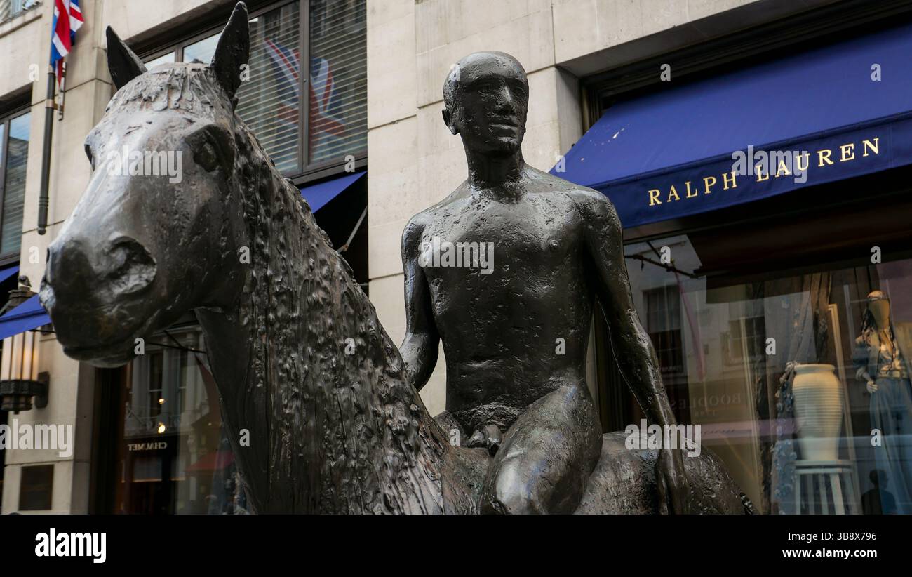 Statua di un cavallo e cavaliere di Elisabeth Frink all'esterno del flagship store Ralph Lauren in New Bond Street, Londra. Foto: SMP News Foto Stock