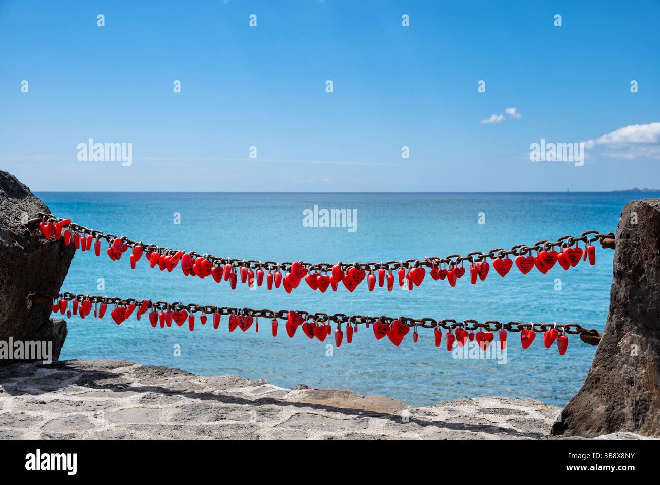 Playa Blanca, Isole Canarie. Lucchetti a forma di cuore attaccati alle vecchie ringhiere delle catene dai visitatori in vacanza nel resort di Lanzarote Foto Stock