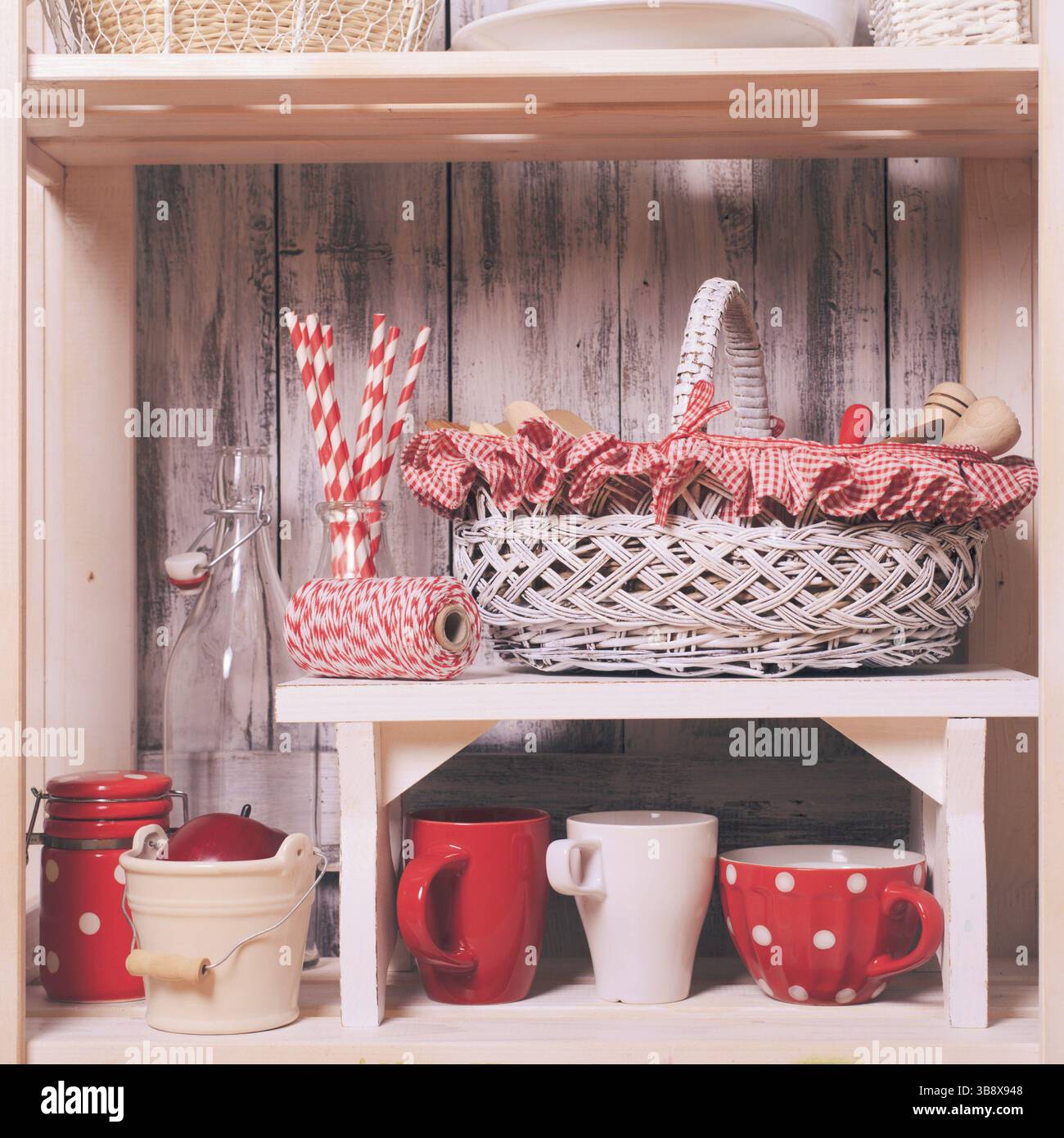Ripiani in rack in cucina a shabby chic stile Foto Stock