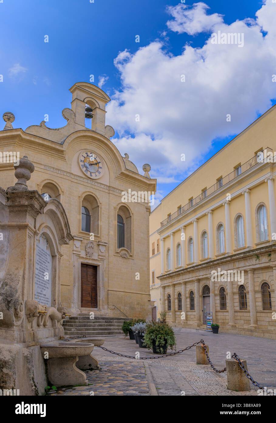 Scorcio del centro storico di Gravina in Puglia, Puglia, Italia: Vista su Piazza Notar Domenico con le quattro fontane e la Biblioteca Finia. Foto Stock