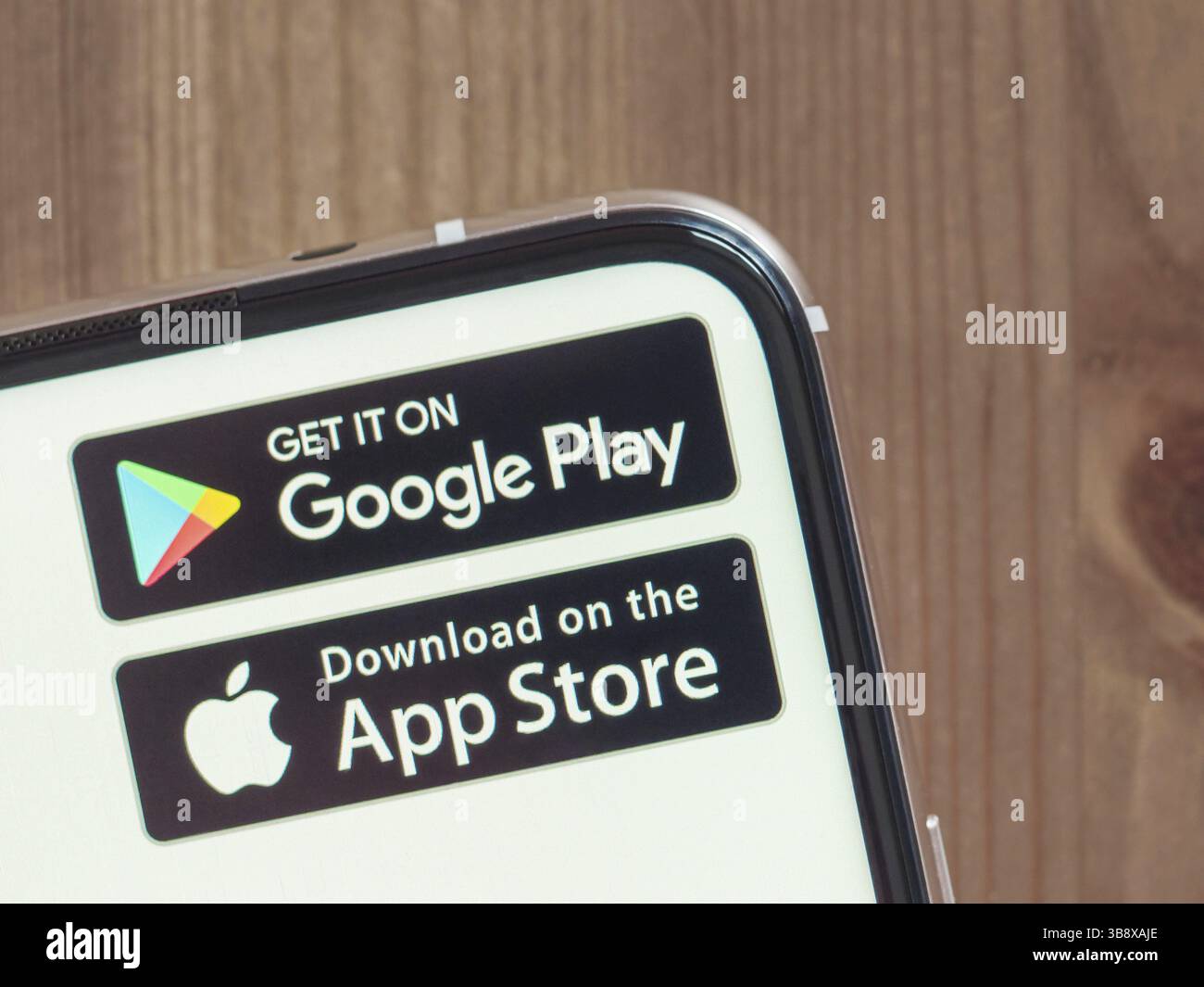 Mosca, Russia - Jule 29, 2020: Icone di Google Play e App Store sullo schermo dello smartphone con display infinito. App store e Google Play sono concorrenti Foto Stock