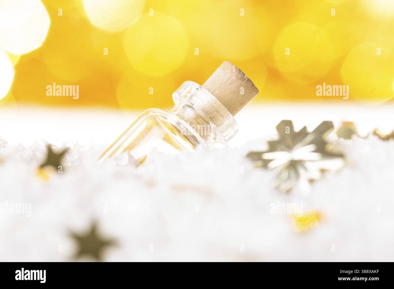 Piccola bottiglia sulla neve - simbolo di auguri di Natale Foto Stock