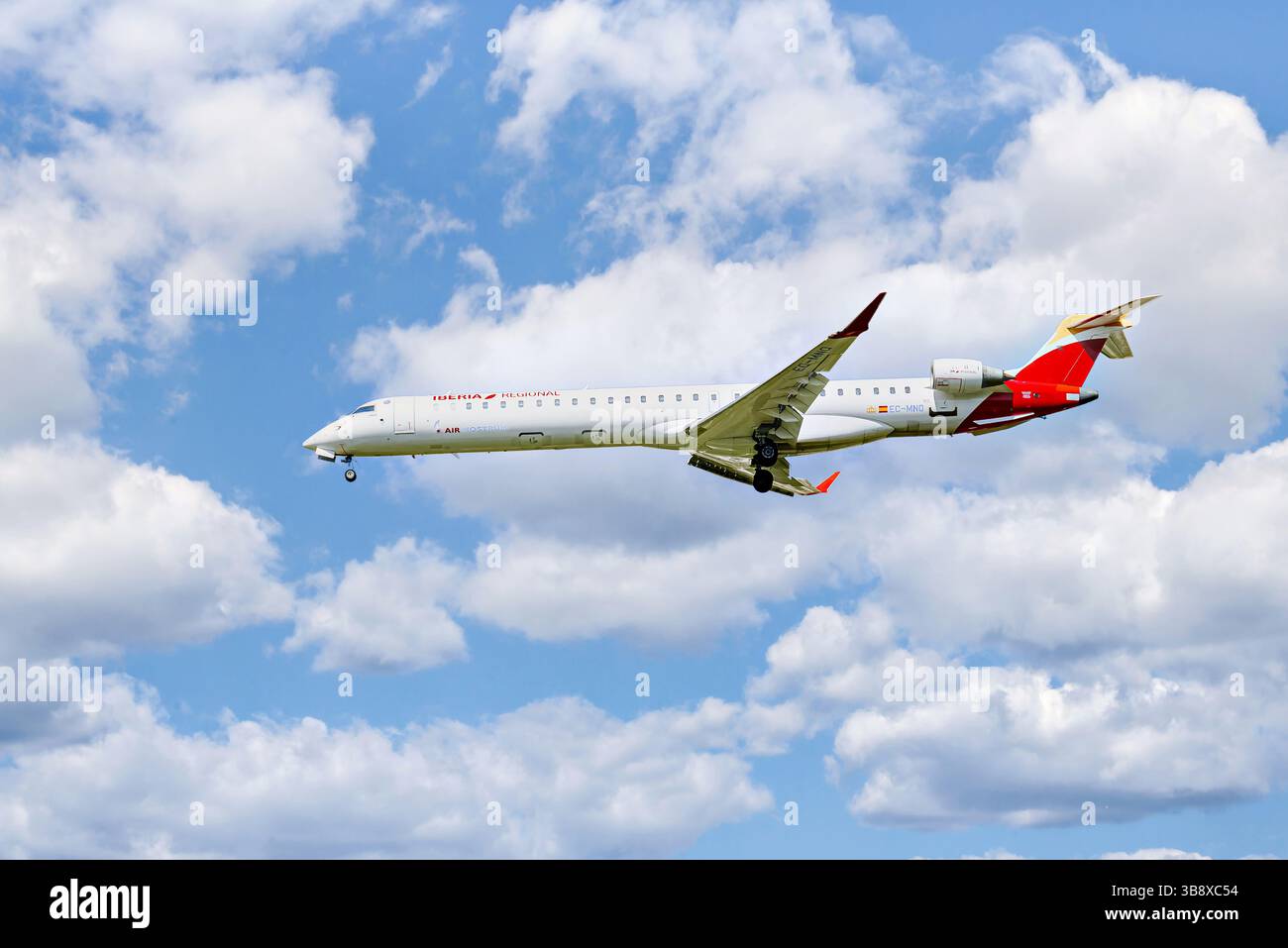 Barcellona, ​​Spain; 30 marzo 2025: Iberia Regional Mitsubishi CRJ-1000 atterra all'aeroporto Josep Tarradellas di Barcellona-El Prat. Foto Stock