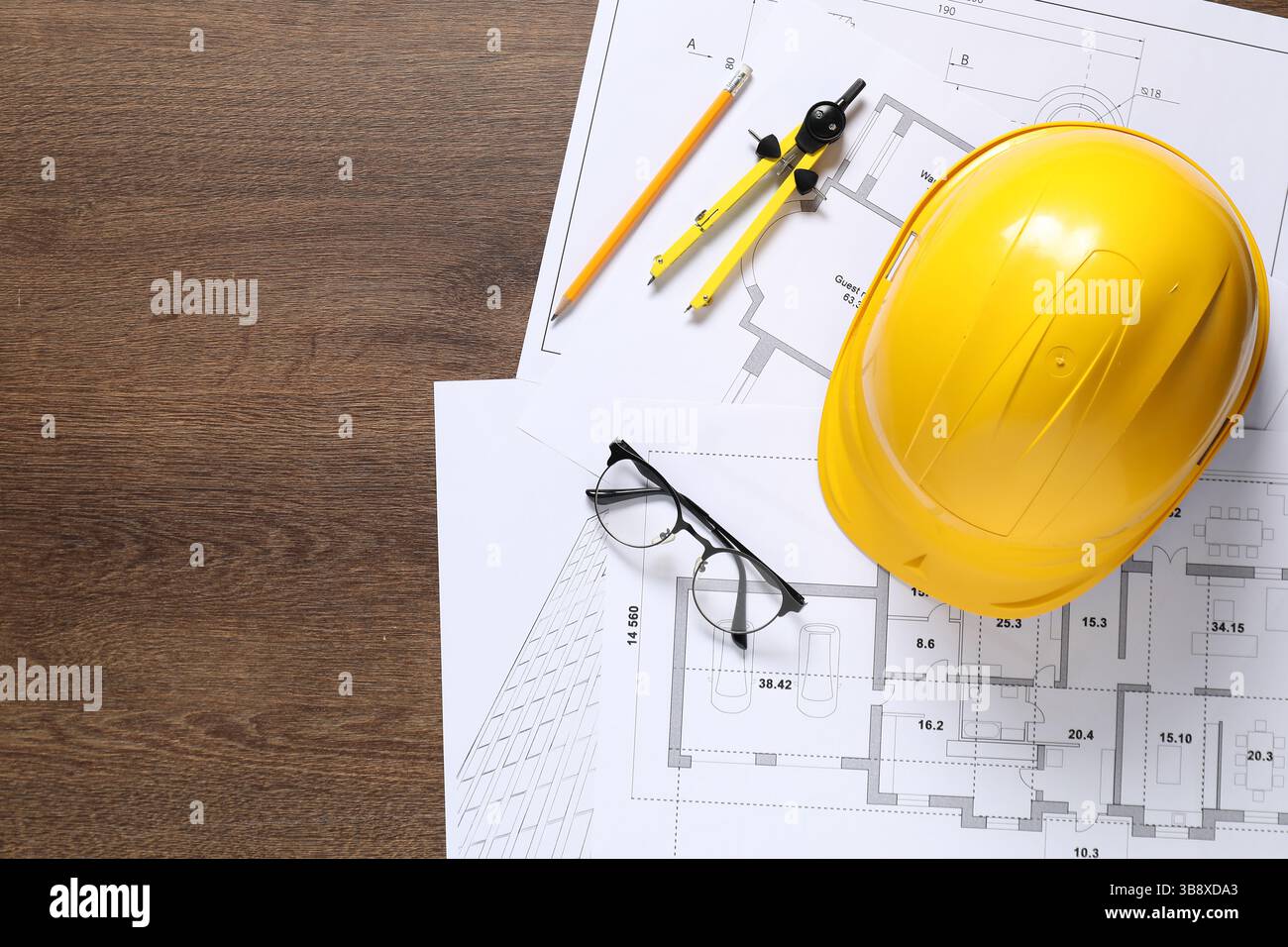 Diversi disegni architettonici, elmetto, matita, divisore e vetri su tavolo in legno, piatto. Spazio per il testo Foto Stock