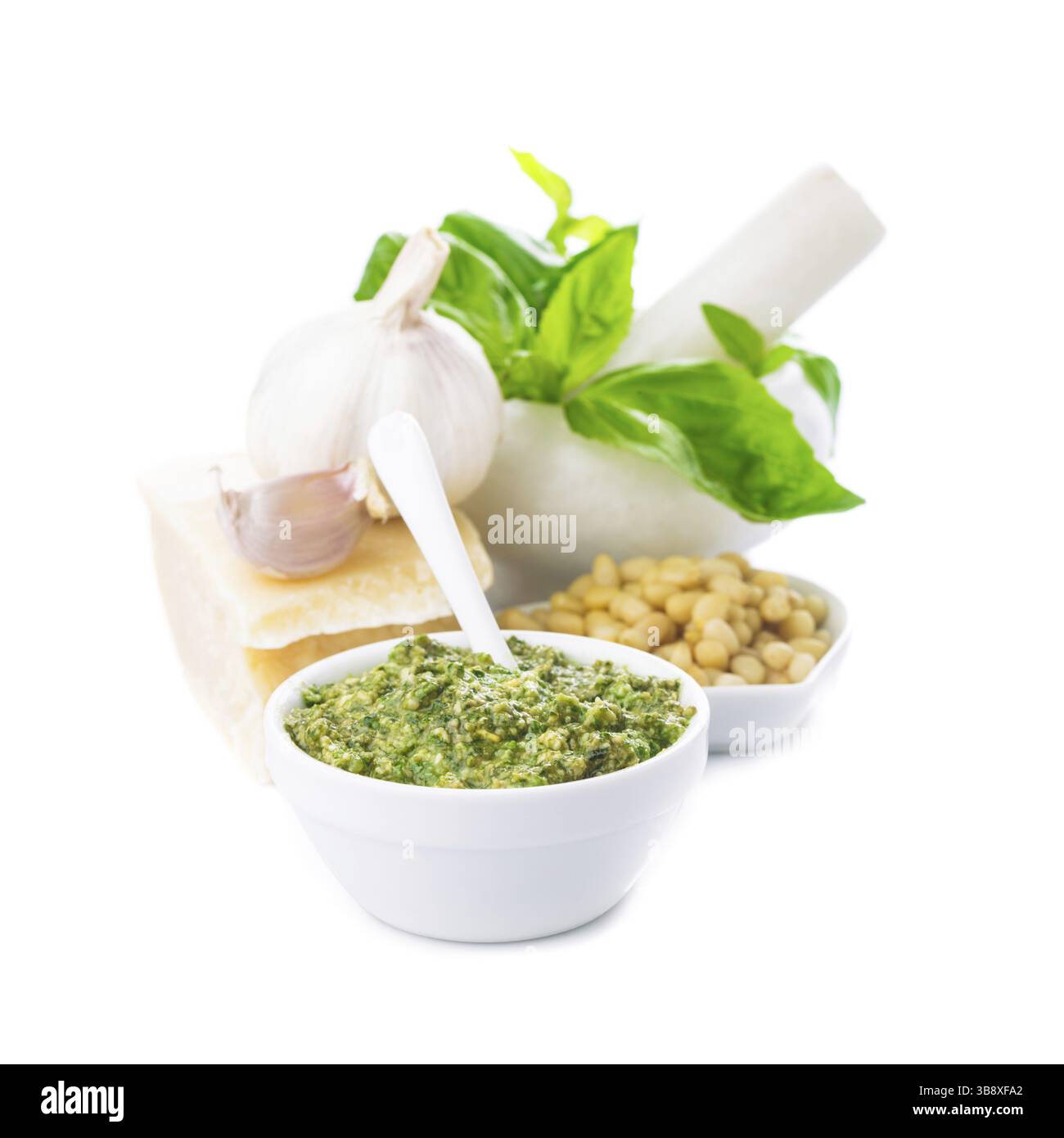Pesto ingredienti: fresco verde basilico e parmigiano, pinoli e aglio. Su bianco Foto Stock