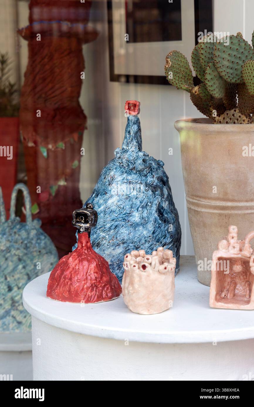 Opere d'arte nella vetrina del negozio 'Art', Old High Street, Folkestone, Kent, Inghilterra Foto Stock