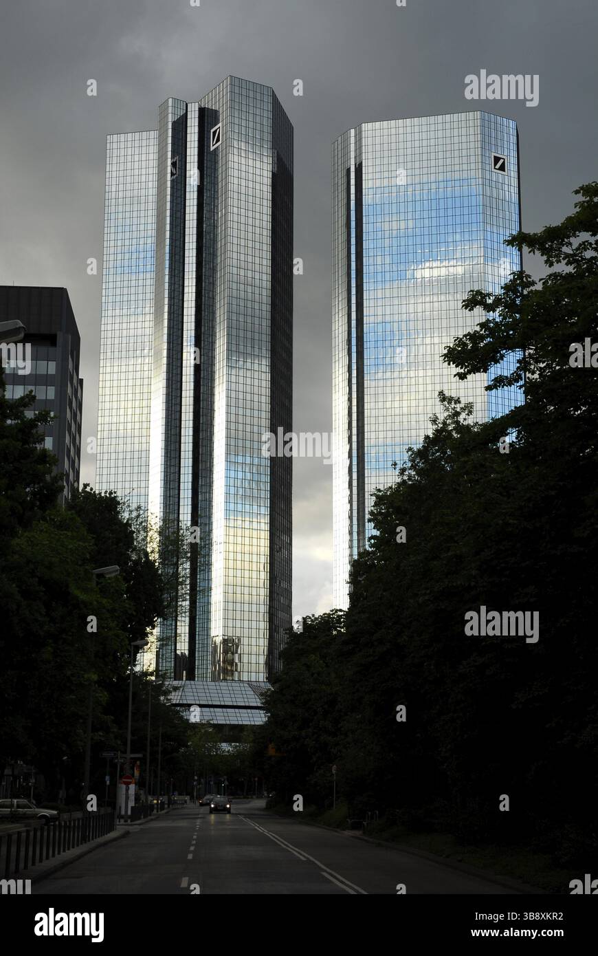 Nuvole oscure su Deutsche Bank nel distretto bancario, Francoforte sul meno, Assia, Germania, Europa Foto Stock
