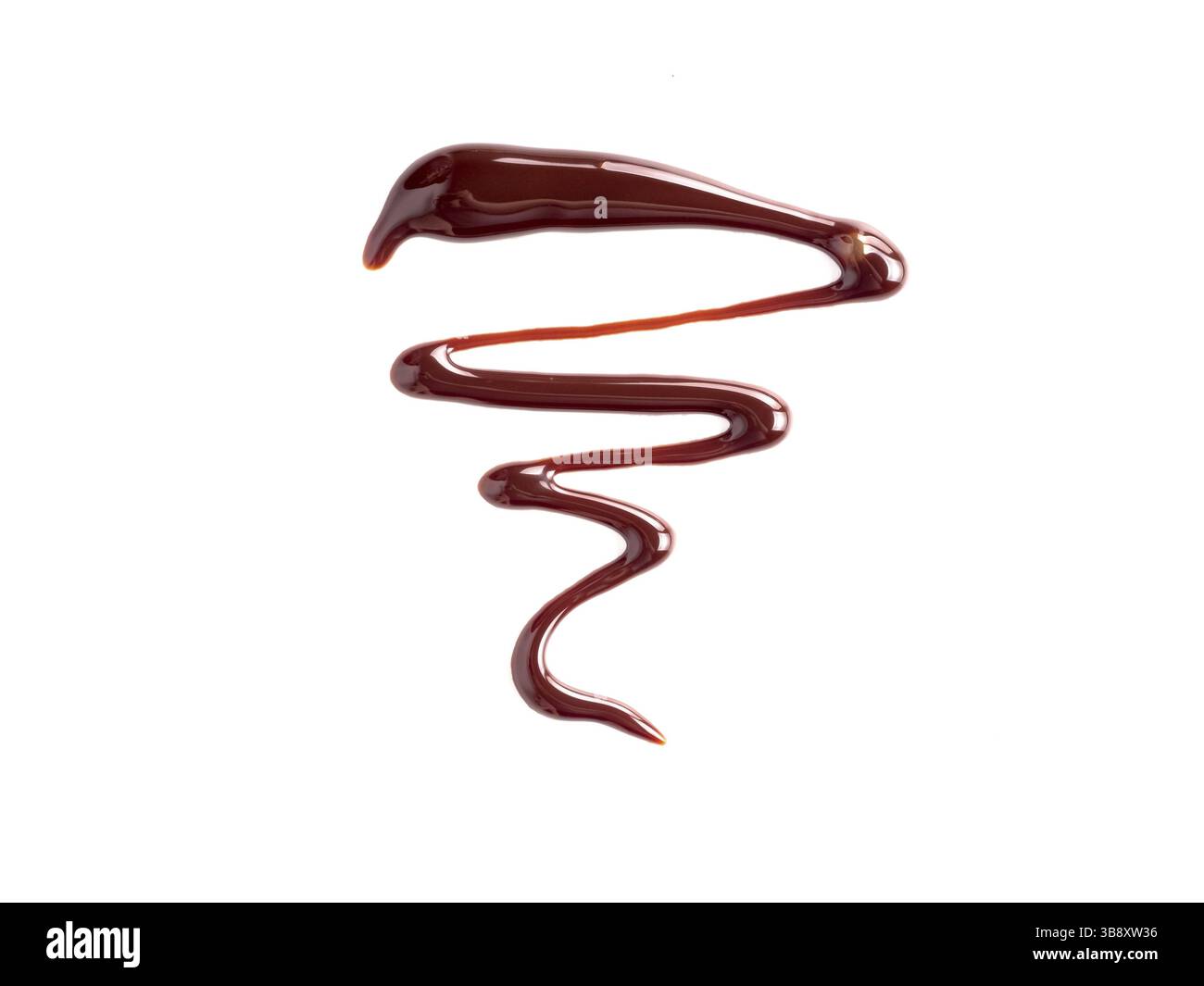 Salsa al cioccolato su bianco. Linee astratte di cioccolato o salsa di soia isolata su sfondo bianco Foto Stock