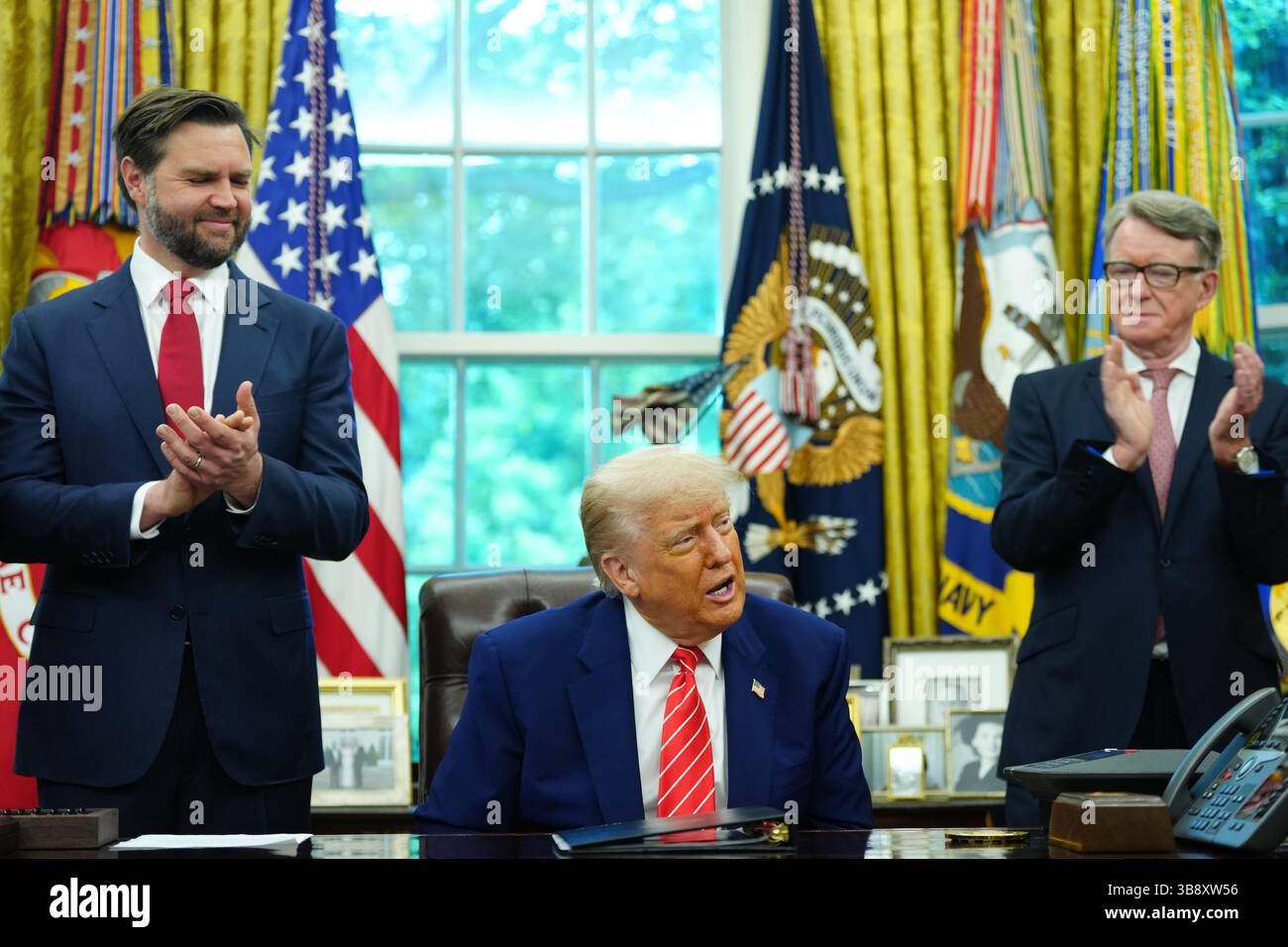 Washington, Stati Uniti. 8 maggio 2025. Il presidente DEGLI STATI UNITI Donald Trump annuncia un accordo commerciale tra gli Stati Uniti e il Regno Unito presso l'Ufficio ovale della Casa Bianca giovedì 8 maggio 2025. Sul retro ci sono il vicepresidente JD Vance e l'ambasciatore britannico negli Stati Uniti Peter Mandelson (R). Foto di Bonnie Cash/Pool/Sipa USA credito: SIPA USA/Alamy Live News Foto Stock