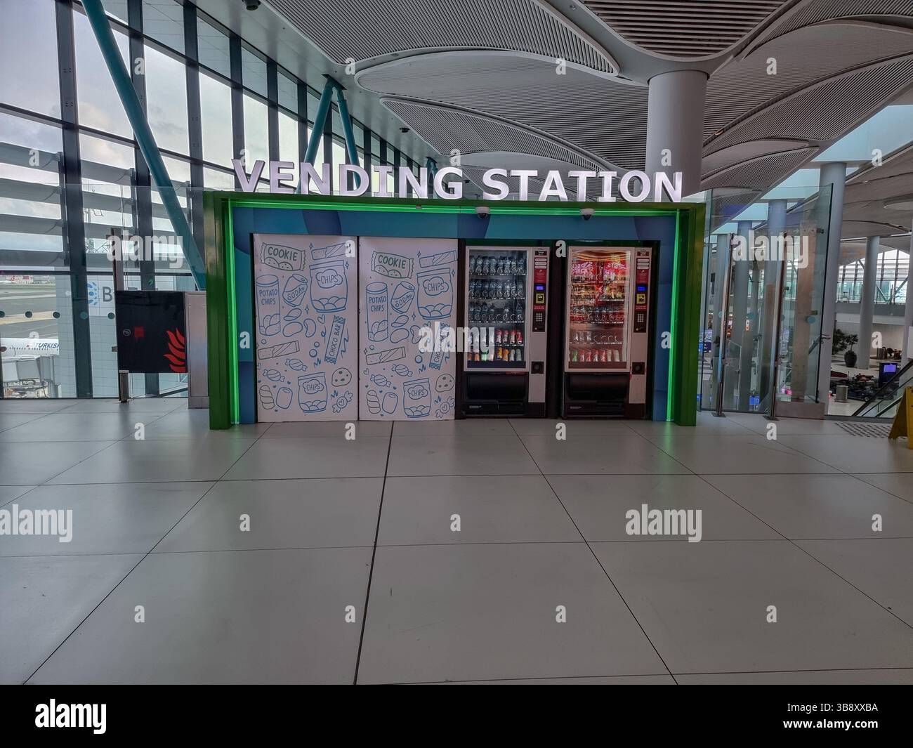 Cartello "distributore automatico" sul chiosco con distributore automatico di cibo e bevande all'interno del terminal dell'aeroporto IST di Istanbul. Foto Stock