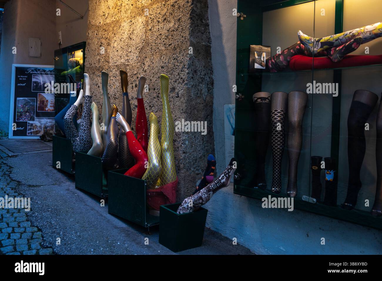 Salisburgo, Austria - 2 aprile 2025: Mostra con collant, collant e calze da donna in un negozio di abbigliamento di una strada di negozi a Salisburgo, Austria Foto Stock