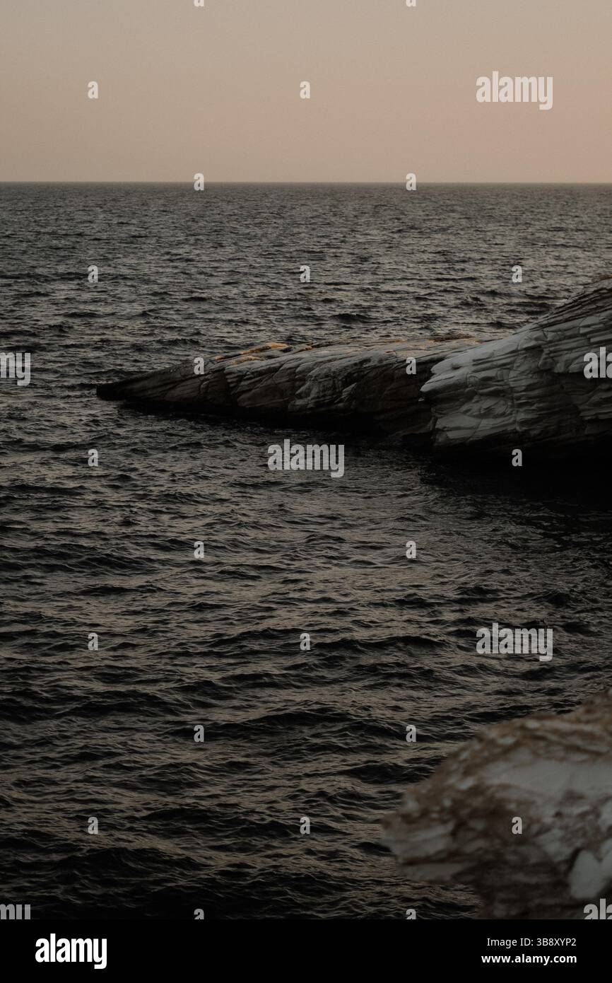 Le onde si infrangono contro le bianche rocce costiere di Cipro, modellate dal vento e dal tempo Foto Stock