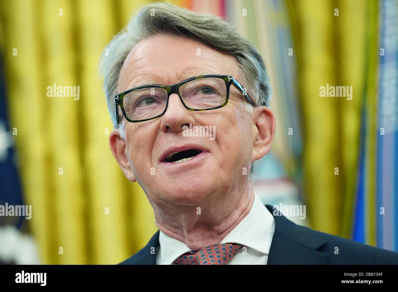 Washington, Stati Uniti. 8 maggio 2025. L'ambasciatore britannico negli Stati Uniti Peter Mandelson ascolta il presidente degli Stati Uniti Donald Trump che annuncia un accordo commerciale tra gli Stati Uniti e il Regno Unito presso l'Ufficio ovale della Casa Bianca giovedì 8 maggio 2025. Foto di Bonnie Cash/Pool/Sipa USA credito: SIPA USA/Alamy Live News Foto Stock