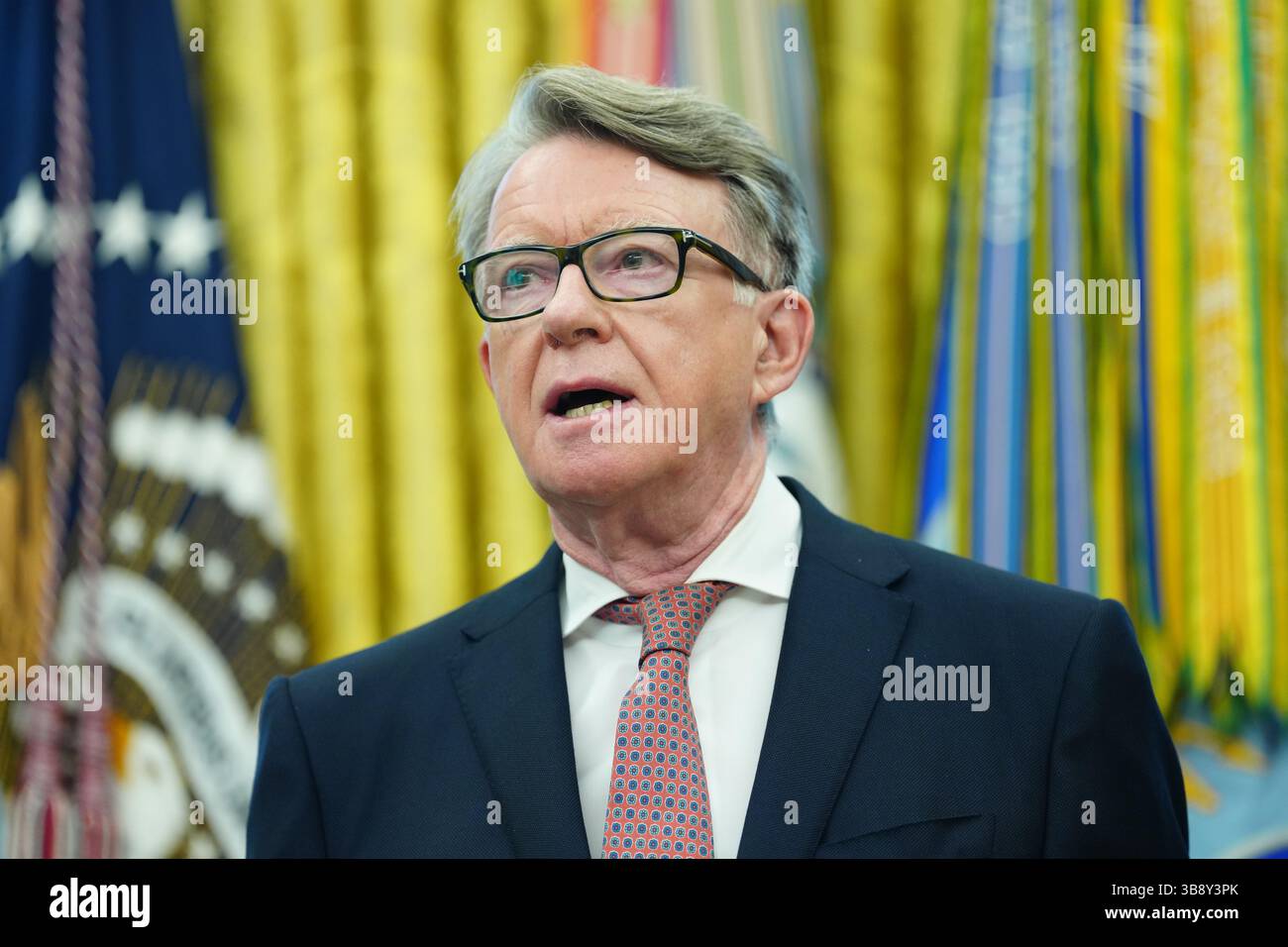 Washington, Stati Uniti. 8 maggio 2025. L'ambasciatore britannico negli Stati Uniti Peter Mandelson ascolta il presidente degli Stati Uniti Donald Trump che annuncia un accordo commerciale tra gli Stati Uniti e il Regno Unito presso l'Ufficio ovale della Casa Bianca giovedì 8 maggio 2025. Foto di Bonnie Cash/Pool/Sipa USA credito: SIPA USA/Alamy Live News Foto Stock