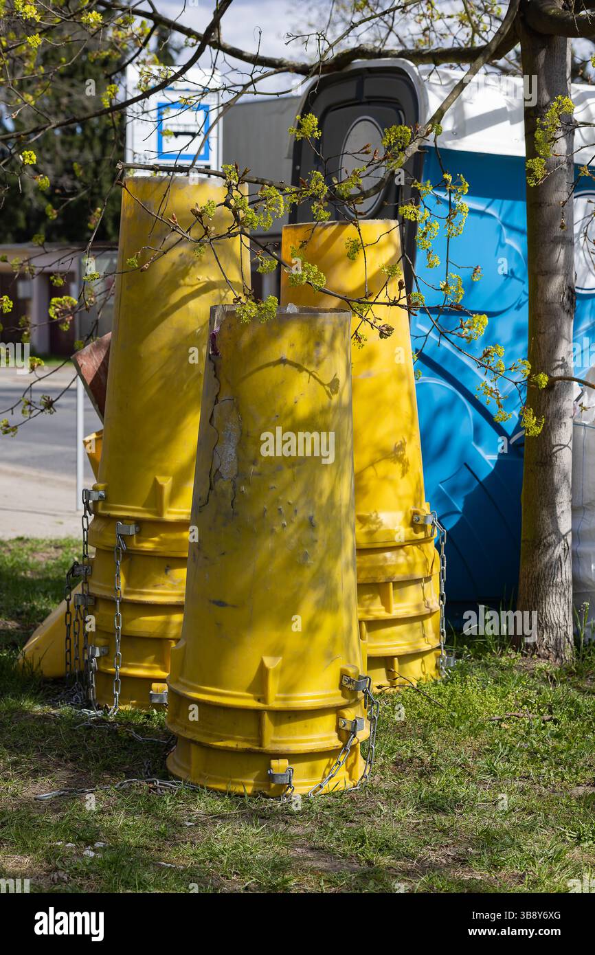 Cantiere ecologico con scivoli riutilizzabili in plastica gialla per lo smaltimento sicuro dei rifiuti e il riciclaggio dei materiali Foto Stock