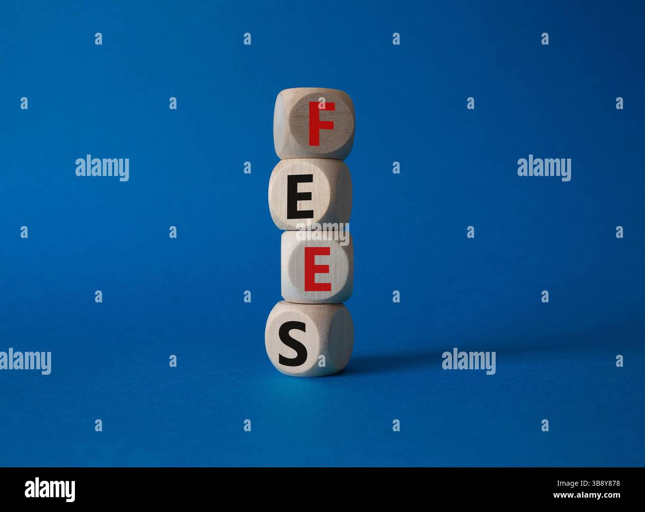 Simbolo delle tariffe. Costo della parola concettuale sui cubi di legno. Bellissimo sfondo blu. Business e tariffe. Copia spazio. Foto Stock