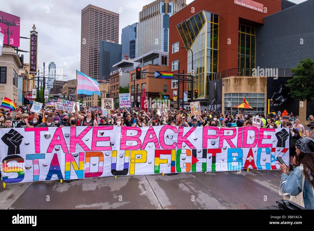 25 giugno 2023, Minneapolis, Minnesota, Stati Uniti: I manifestanti si fermano e ascoltano un oratore come parte della protesta Take Back Pride. In risposta all'influenza aziendale e della polizia sulla celebrazione del Pride delle città Gemelle, la Take Back Pride Coalition organizzò la sua protesta annuale. Il gruppo marciò lungo Hennepin Avenue e terminò a Loring Park. Foto Stock