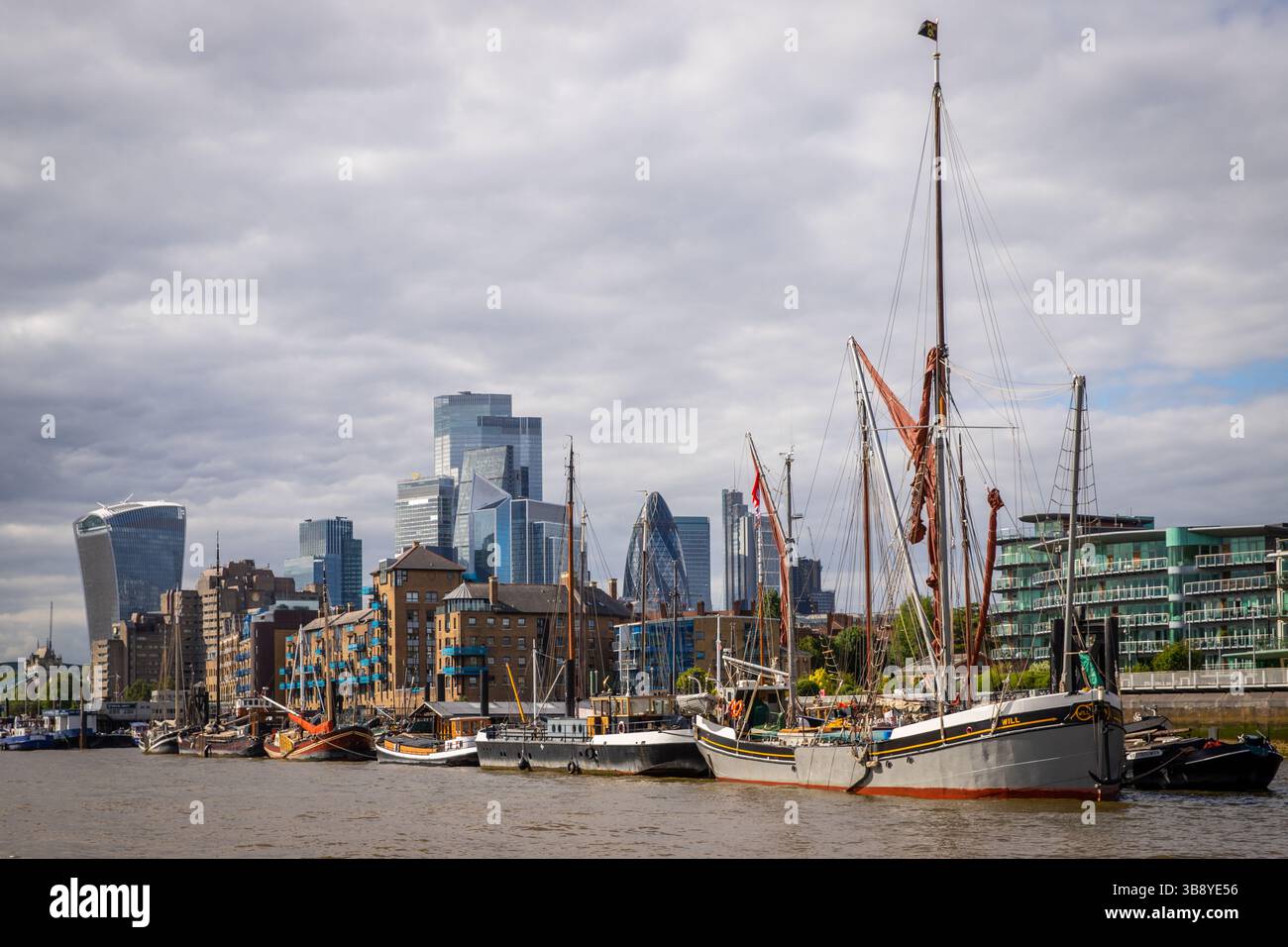 Città di Londra con barca a vela in primo piano Foto Stock