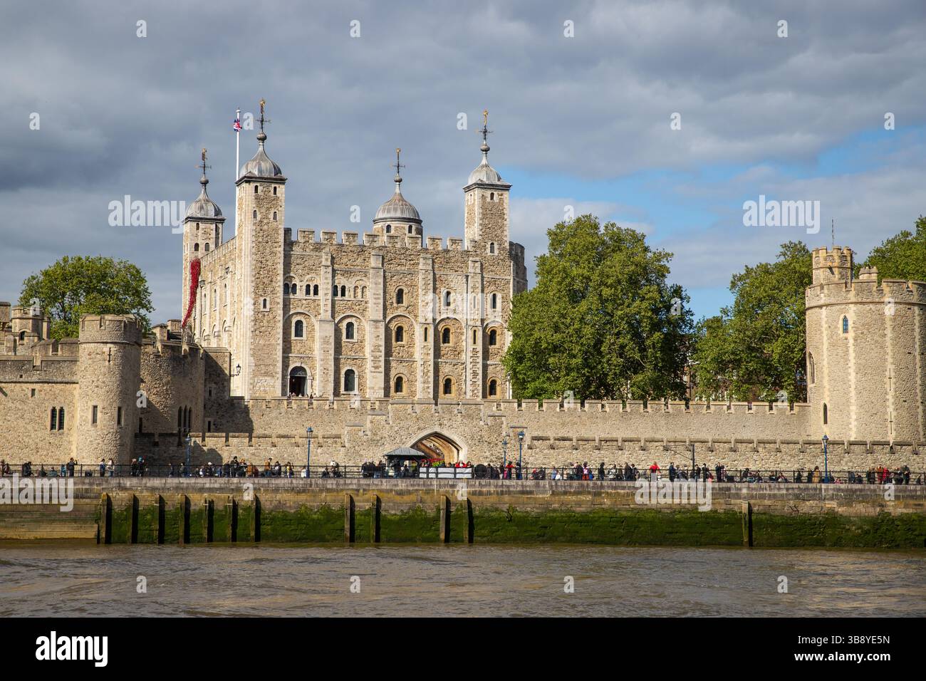 Torre di Londra dal fiume Foto Stock