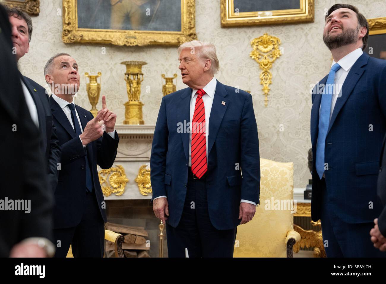 Il presidente Donald Trump incontra il primo ministro canadese Mark Carney, martedì 6 maggio 2025, nell'ufficio ovale. C'è il vicepresidente JD Vance. (Foto ufficiale della Casa Bianca di Emily J. Higgins) Foto Stock