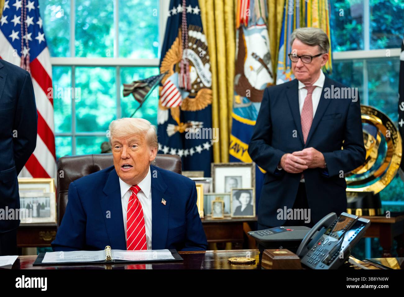 Washington, Stati Uniti. 8 maggio 2025. L'ambasciatore britannico negli Stati Uniti Peter Mandelson guarda come il presidente degli Stati Uniti Donald Trump annuncia un accordo commerciale tra gli Stati Uniti e il Regno Unito presso l'Ufficio ovale della Casa Bianca giovedì 8 maggio 2025. Foto di Bonnie Cash/Pool/Sipa USA credito: SIPA USA/Alamy Live News Foto Stock