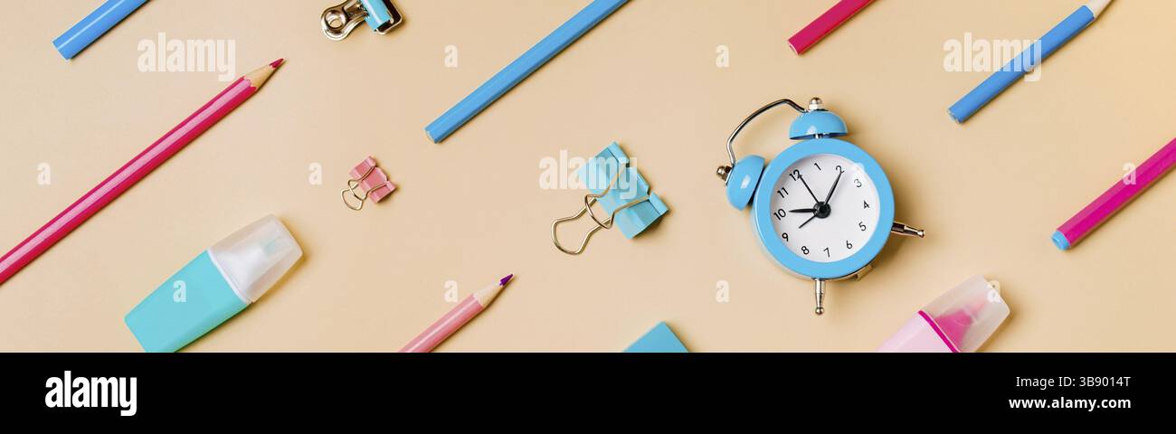 Studio online, lezioni di apprendimento a distanza. Banner orizzontale lungo con motivo diagonale da forniture scolastiche e accessori per cancelleria. Ritorno a scuola, Foto Stock