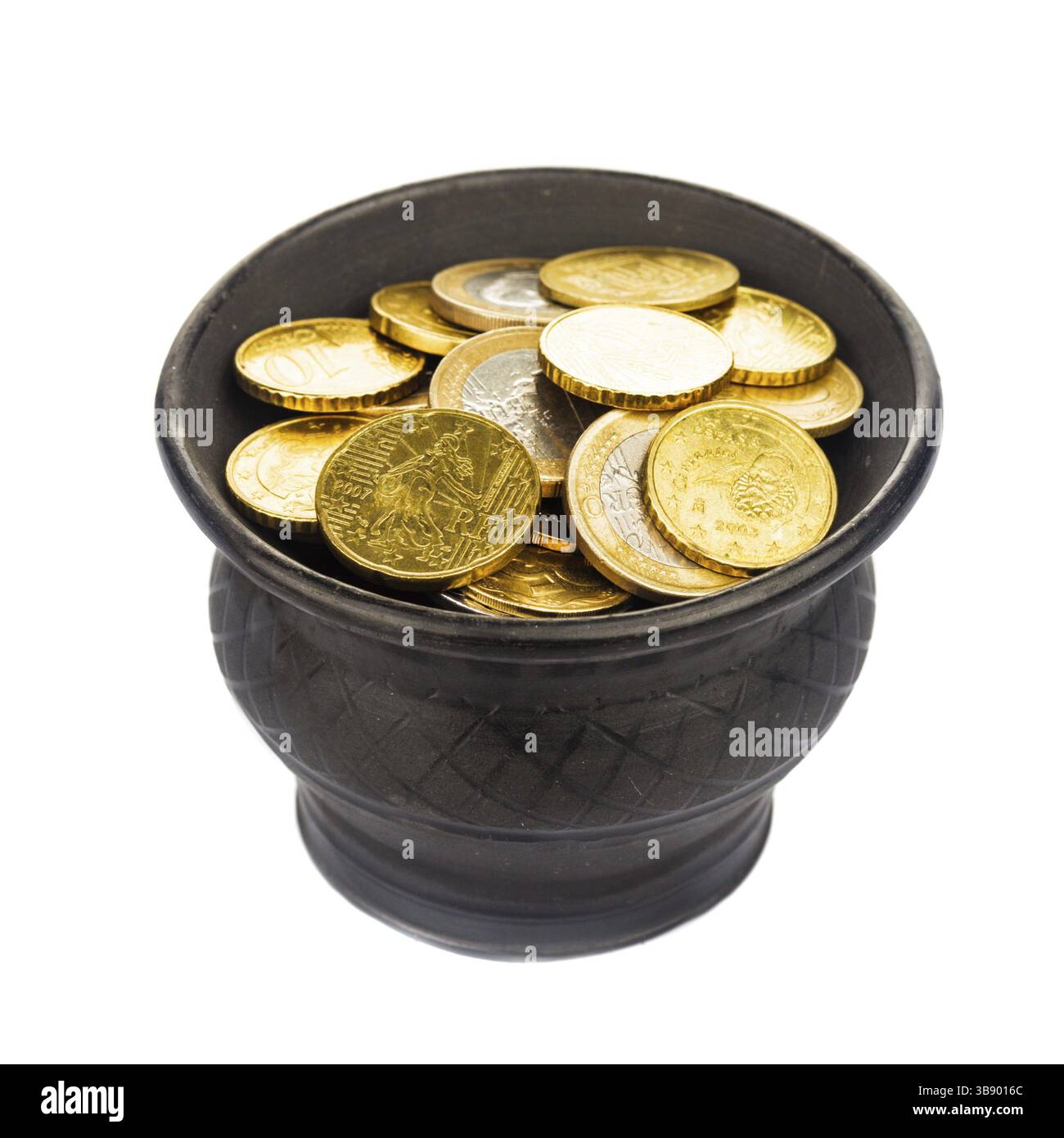 Nero ceramica pentola con le monete d'oro isolato su bianco Foto Stock